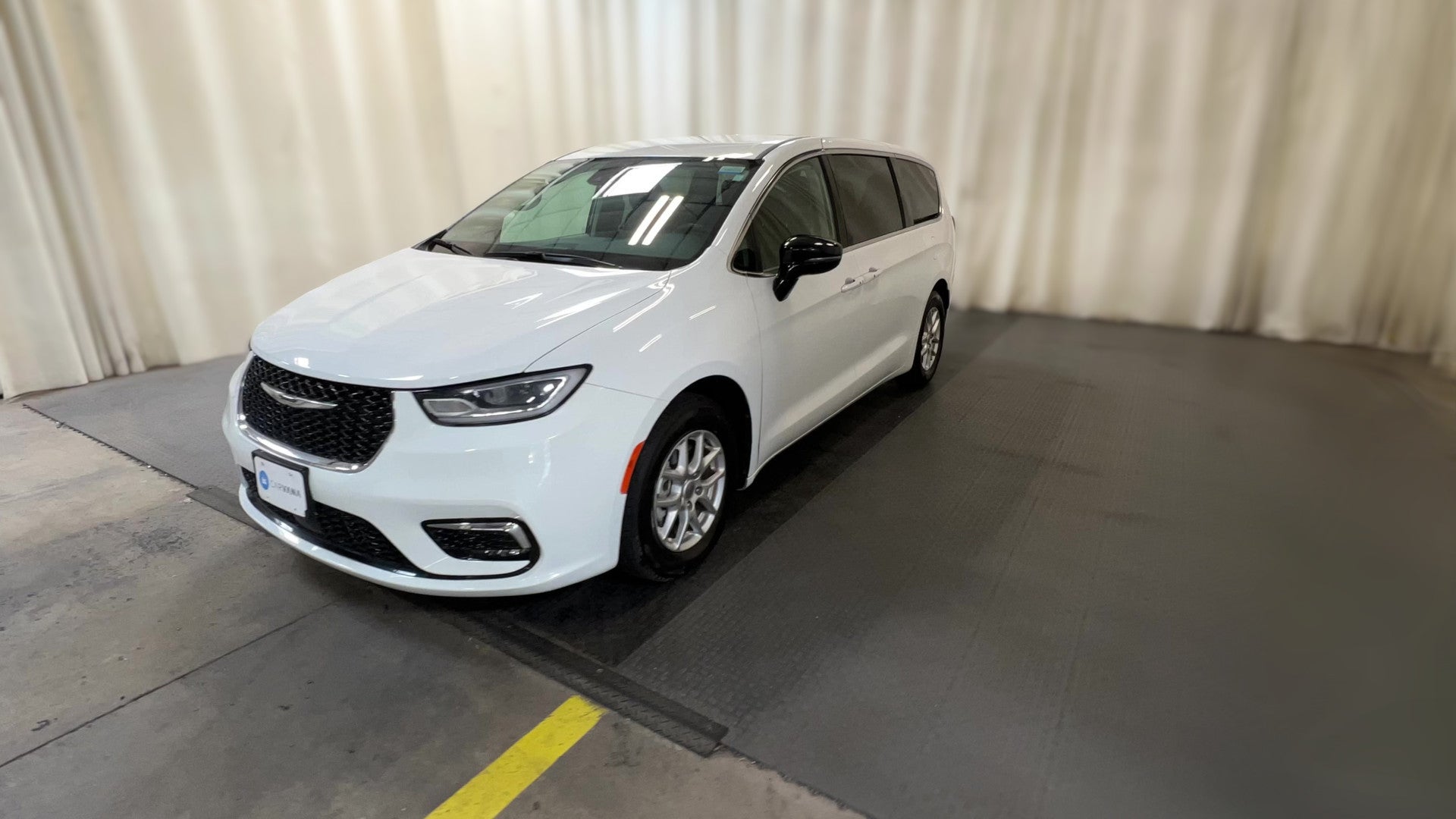 2024 Chrysler Pacifica vehicle photo