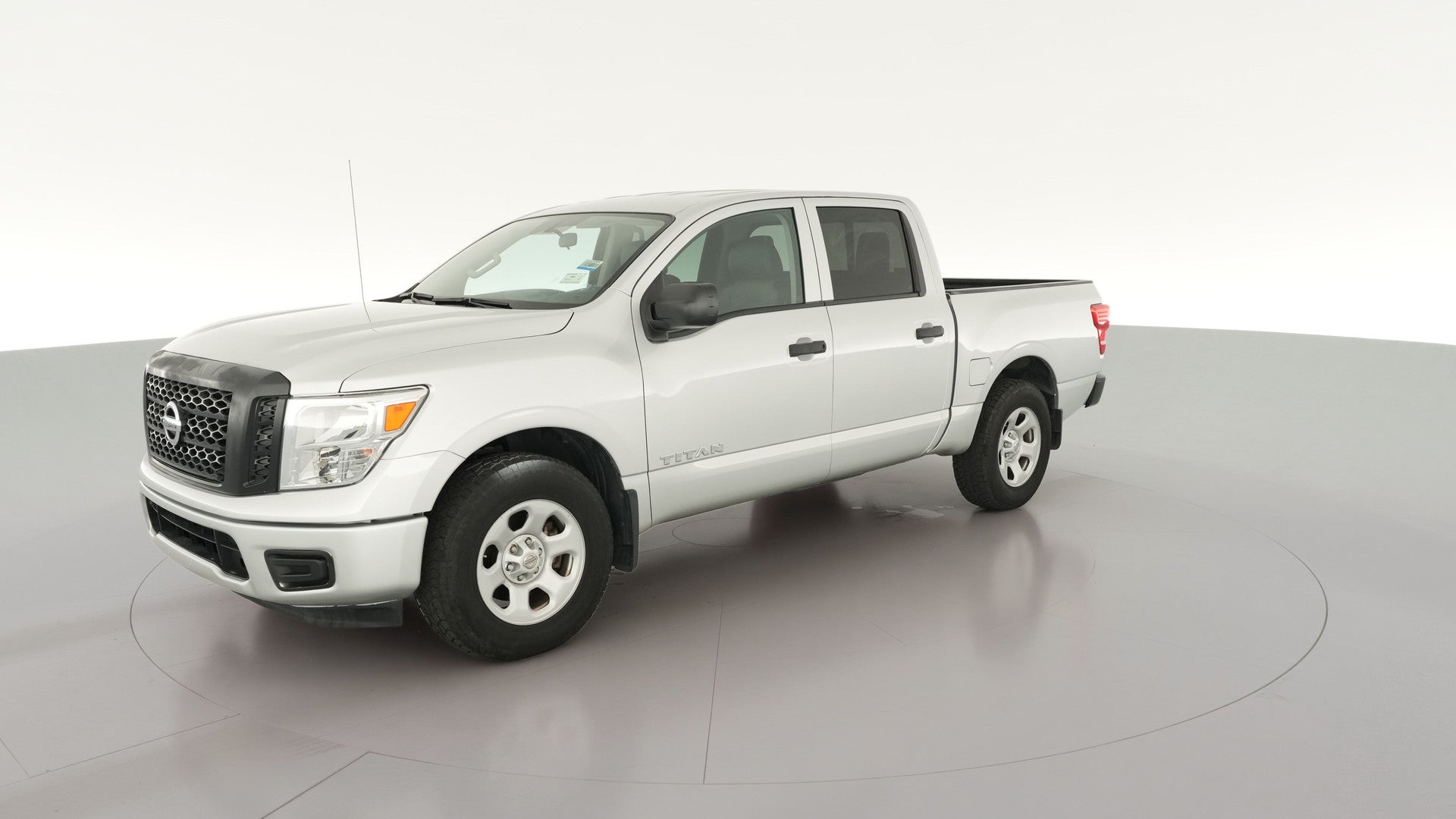 2018 Nissan Titan Crew Cab vehicle photo