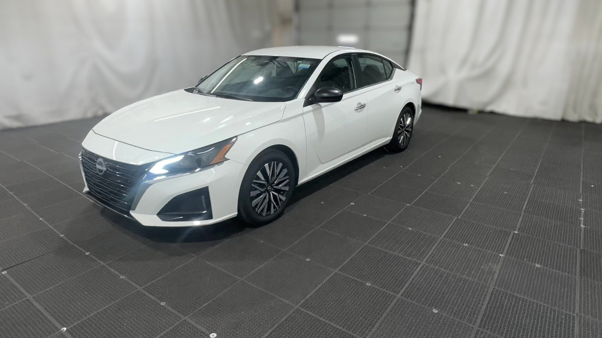 2025 Nissan Altima vehicle photo