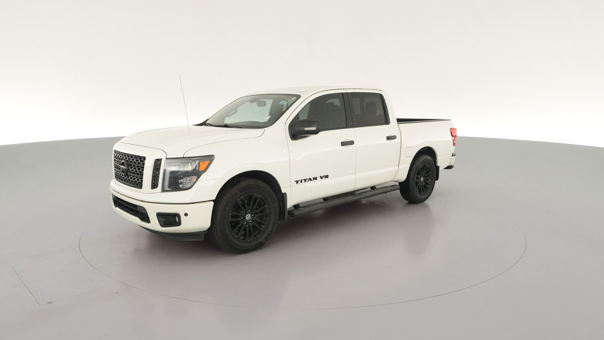 2018 Nissan Titan Crew Cab vehicle photo