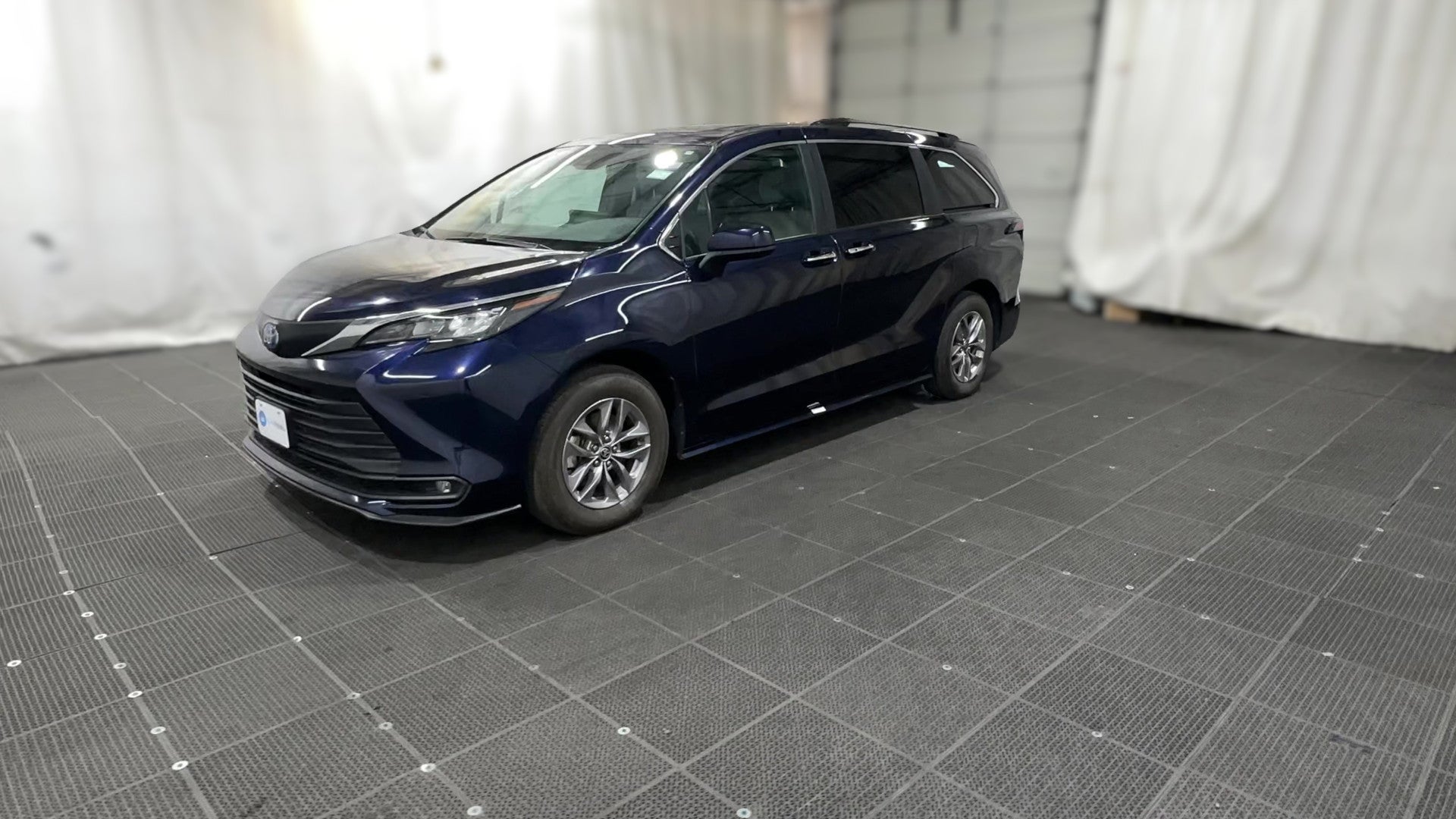 2025 Toyota Sienna vehicle photo