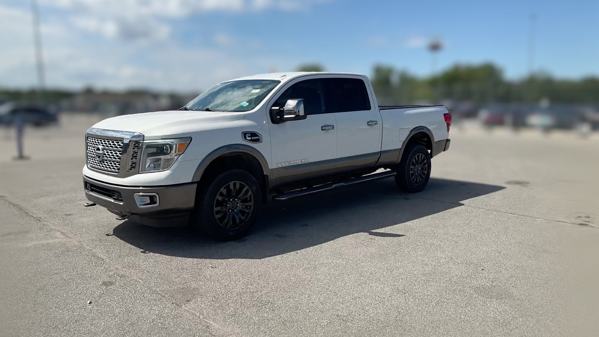 2016 Nissan TITAN XD Crew Cab vehicle photo