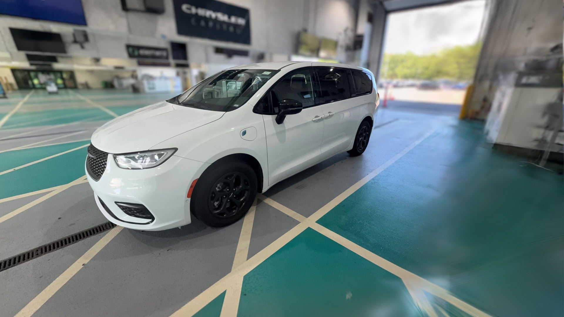 2024 Chrysler Pacifica Hybrid vehicle photo