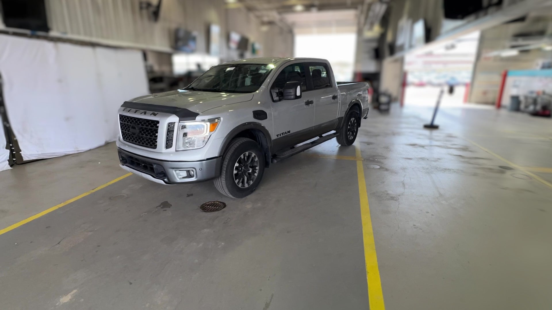 2017 Nissan Titan Crew Cab vehicle photo