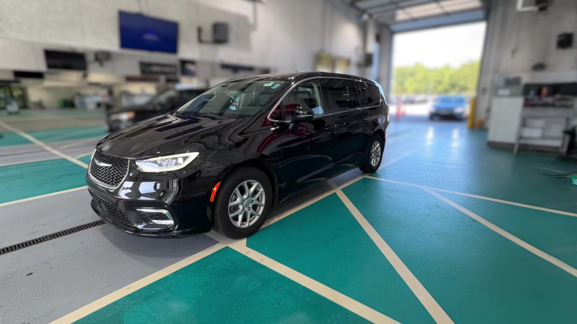 2023 Chrysler Pacifica vehicle photo