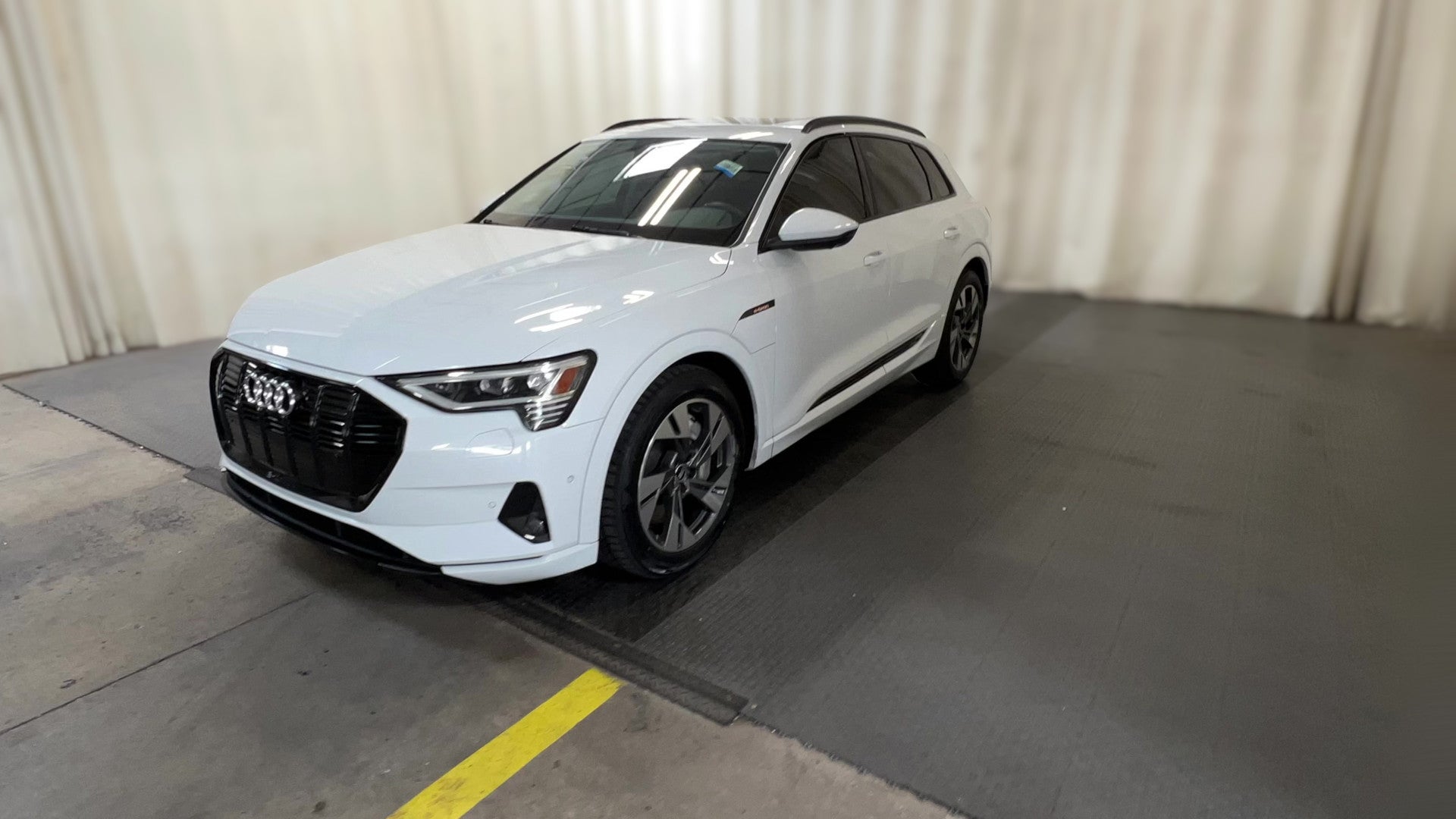 2022 Audi e-tron vehicle photo