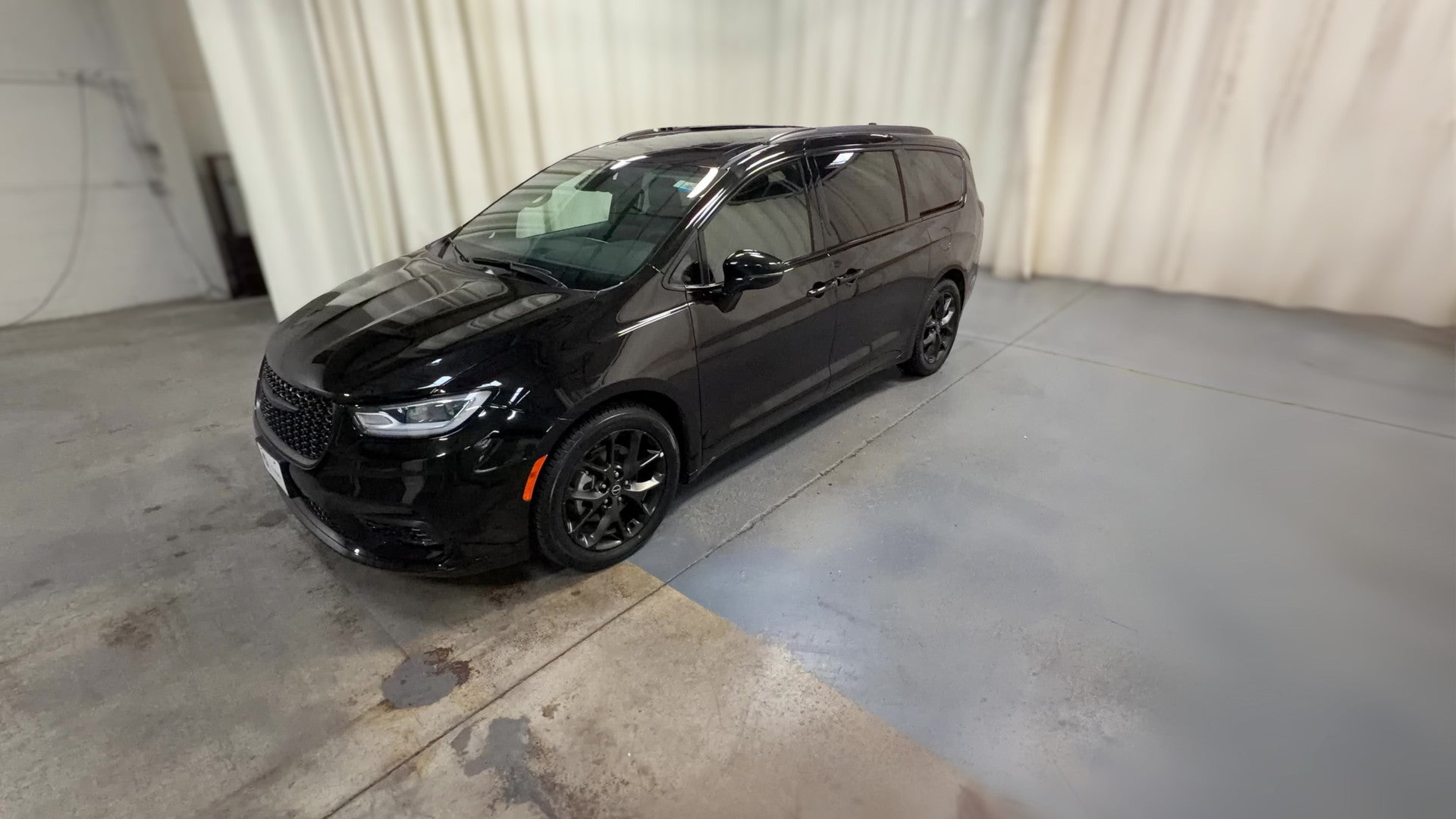 2025 Chrysler Pacifica vehicle photo