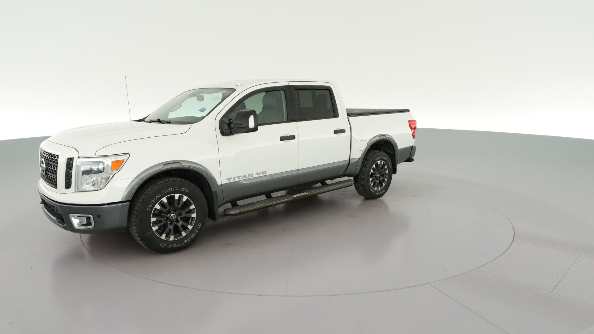 2018 Nissan Titan Crew Cab vehicle photo