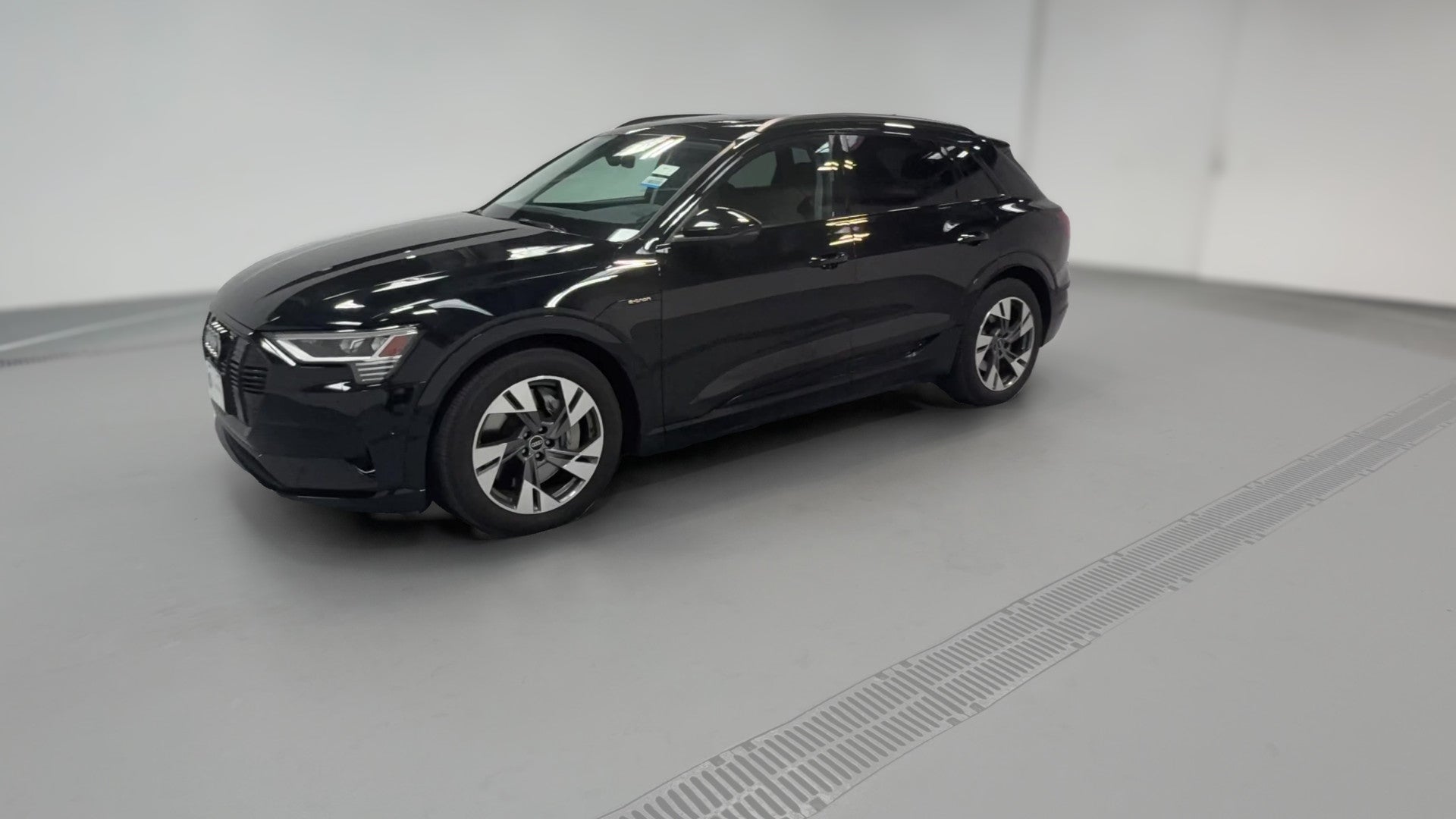 2021 Audi e-tron vehicle photo