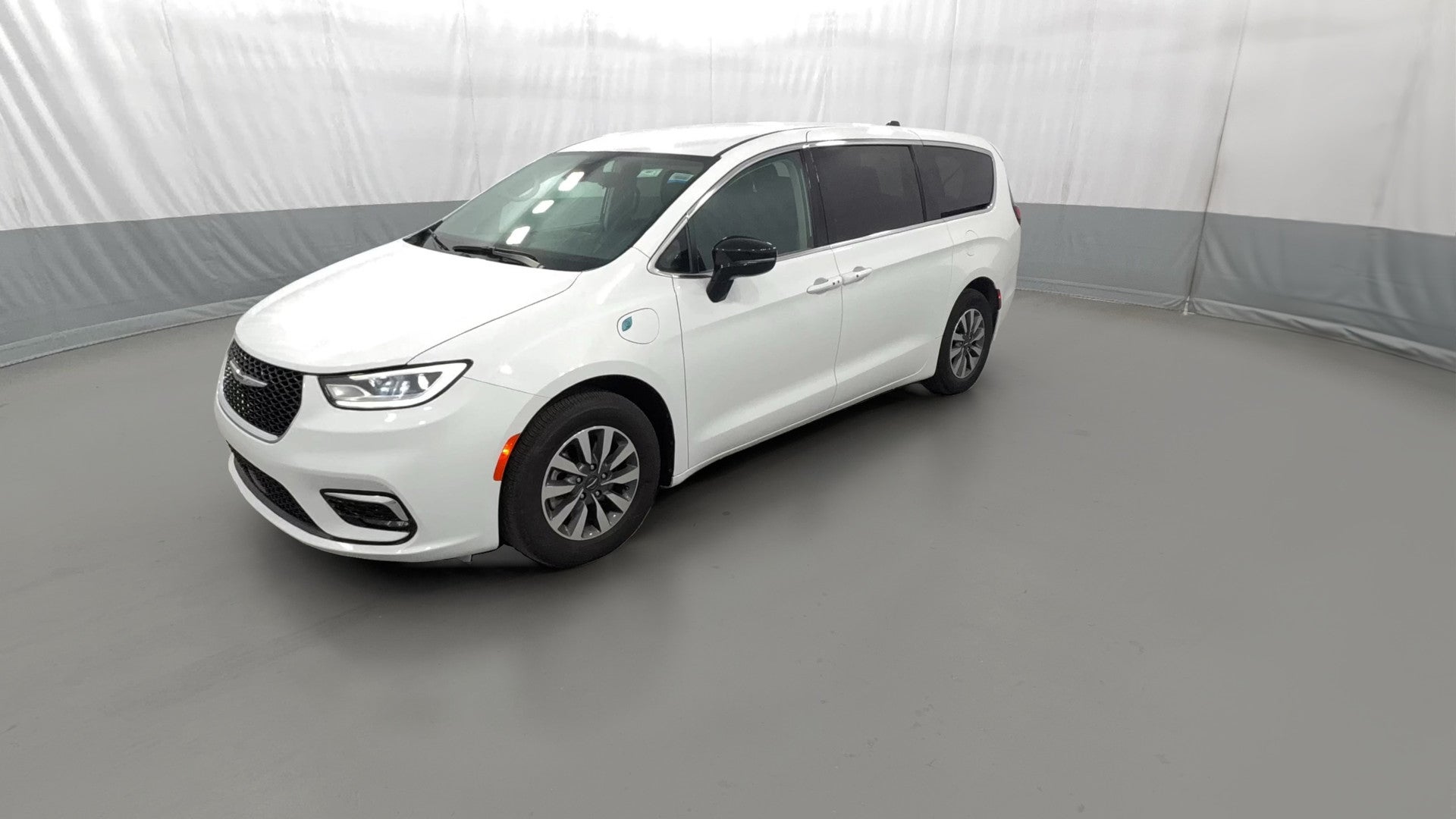 2024 Chrysler Pacifica Hybrid vehicle photo