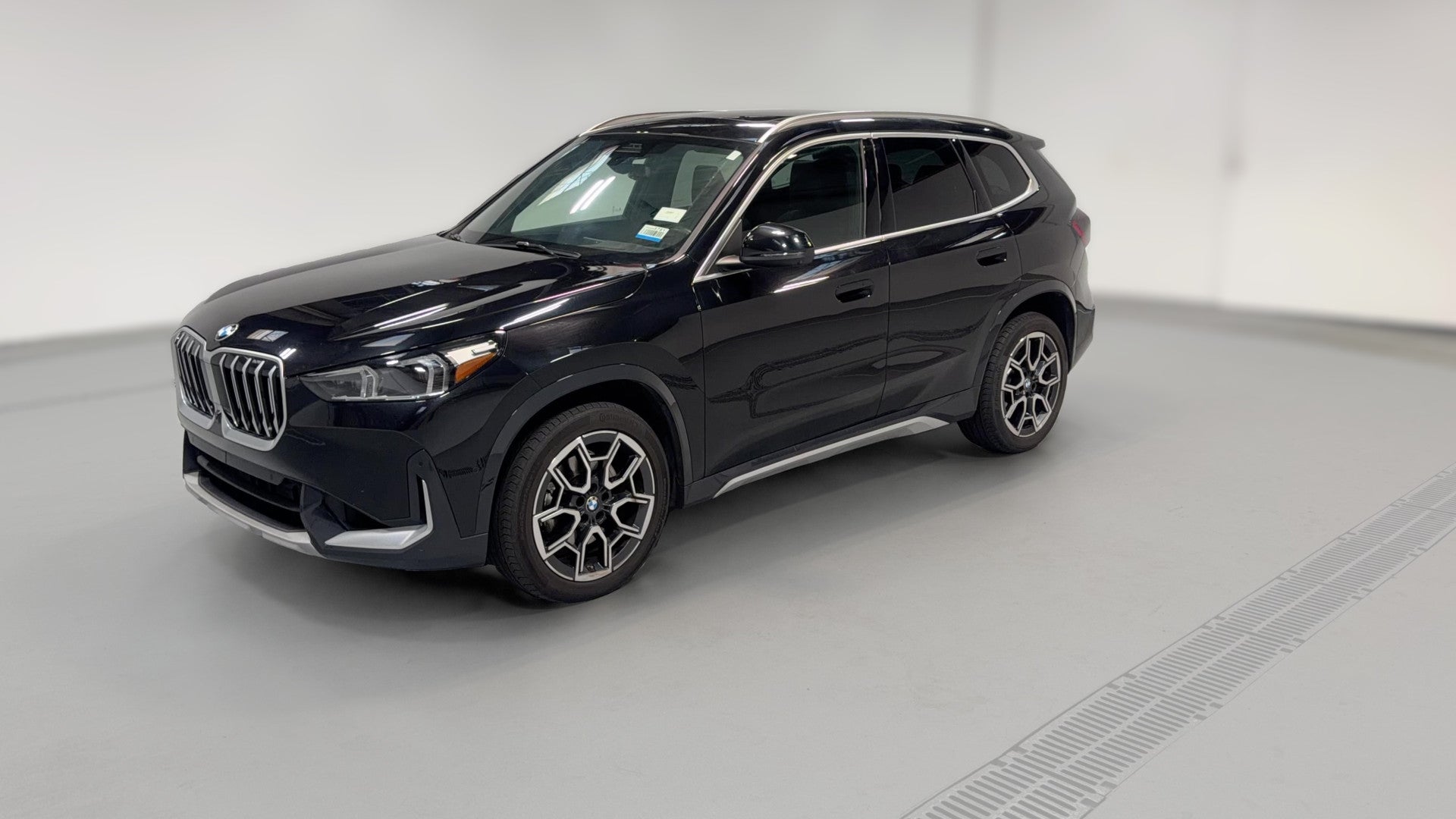 2025 BMW X1 vehicle photo