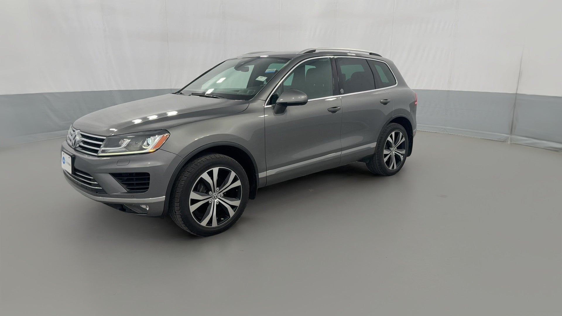 2017 Volkswagen Touareg vehicle photo