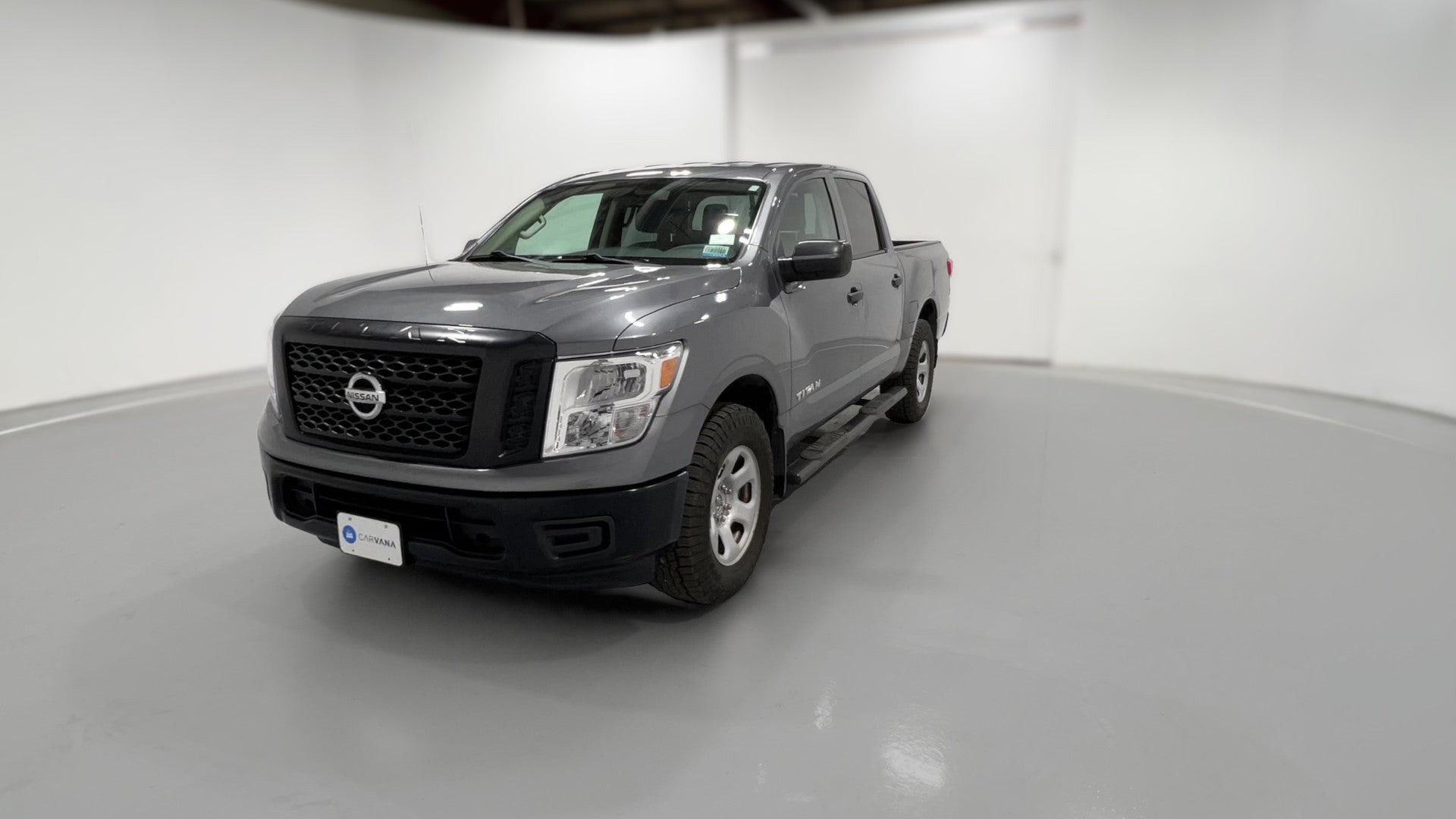2018 Nissan Titan Crew Cab vehicle photo