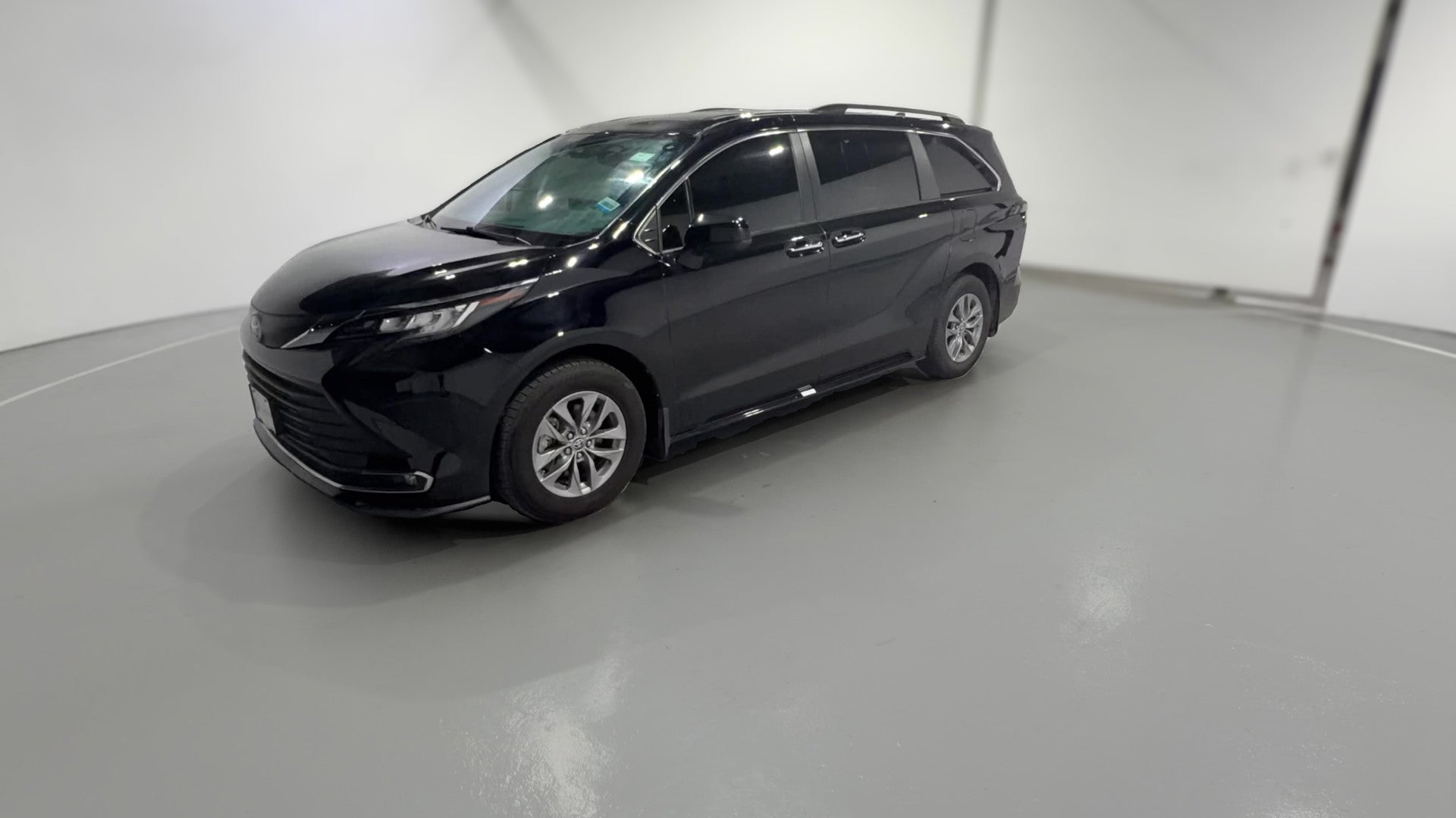 2023 Toyota Sienna vehicle photo