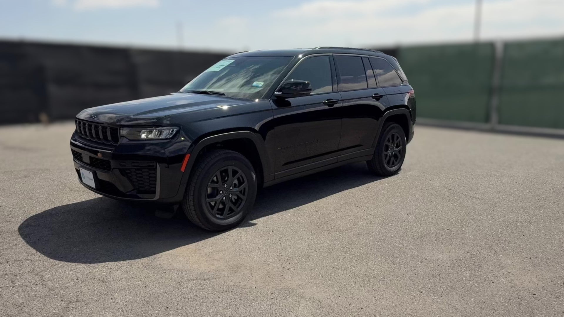 2027 Jeep Grand Cherokee vehicle photo