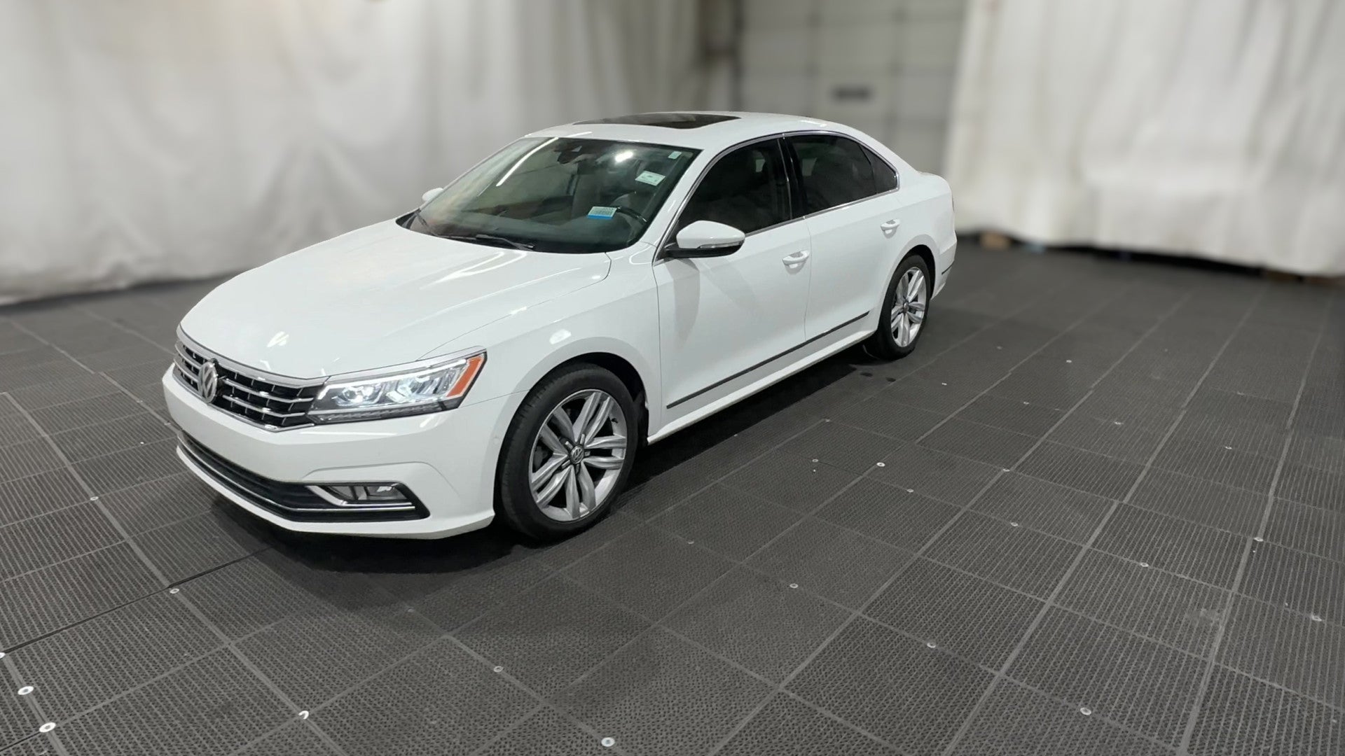 2016 Volkswagen Passat vehicle photo