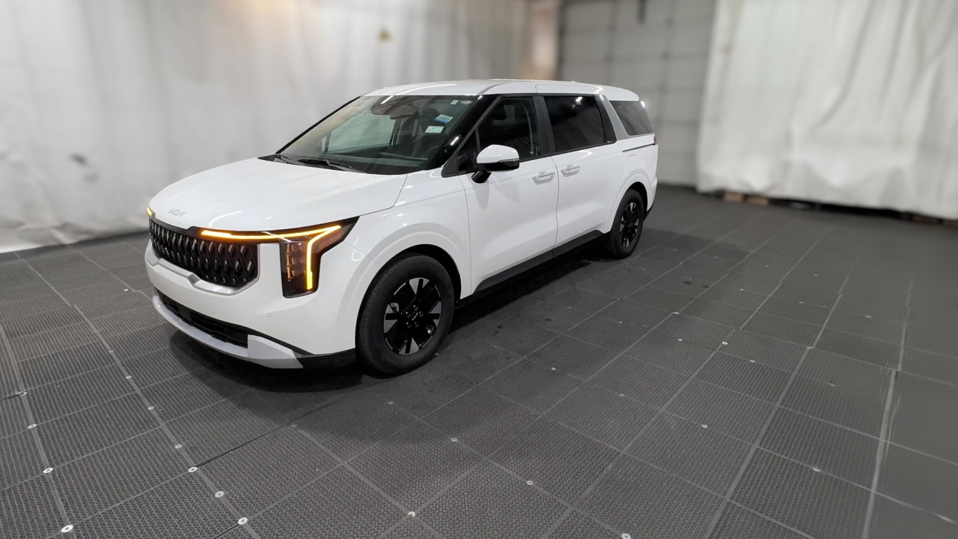 2026 Kia Carnival Hybrid vehicle photo