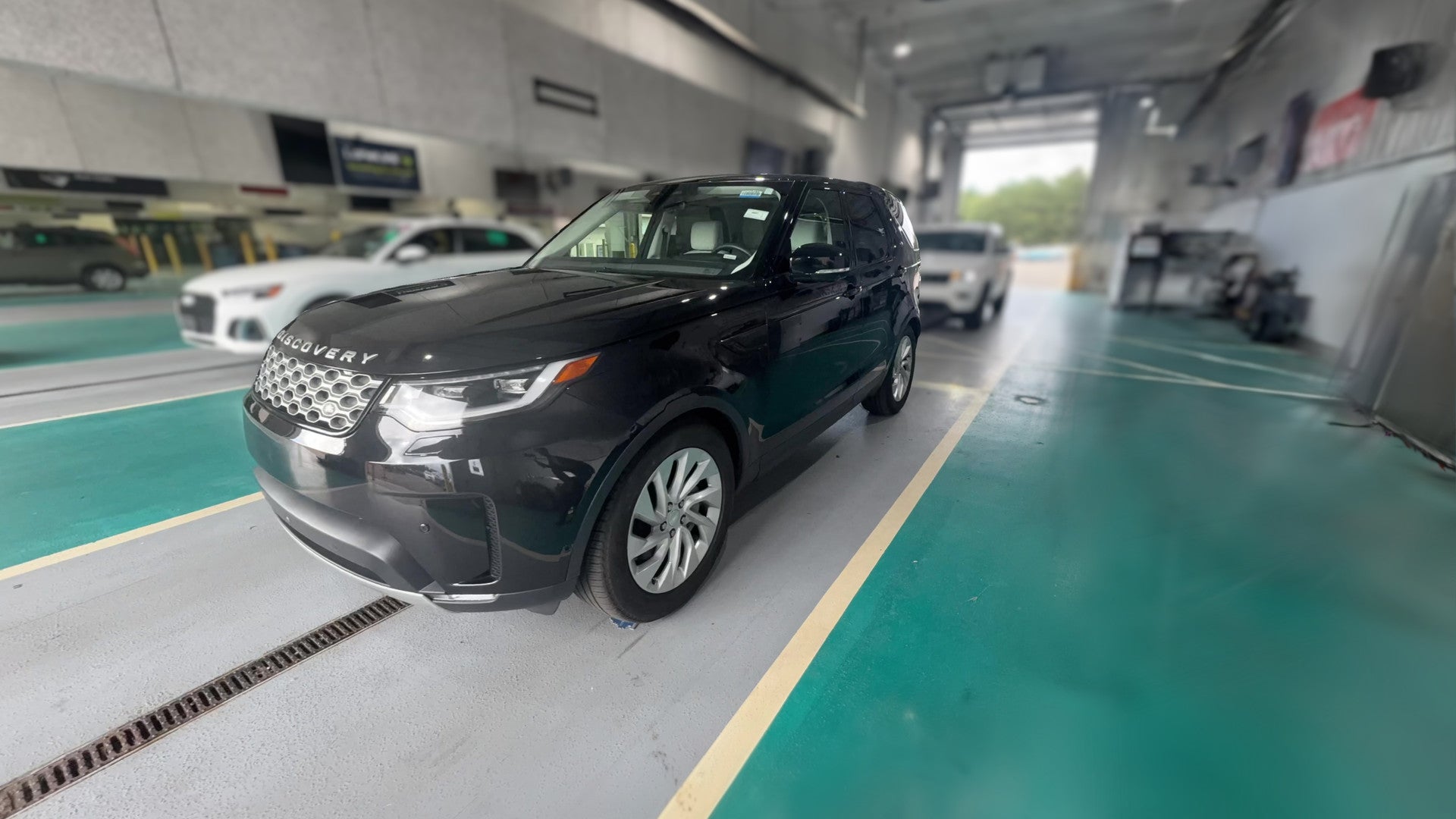 2025 Land Rover Discovery vehicle photo