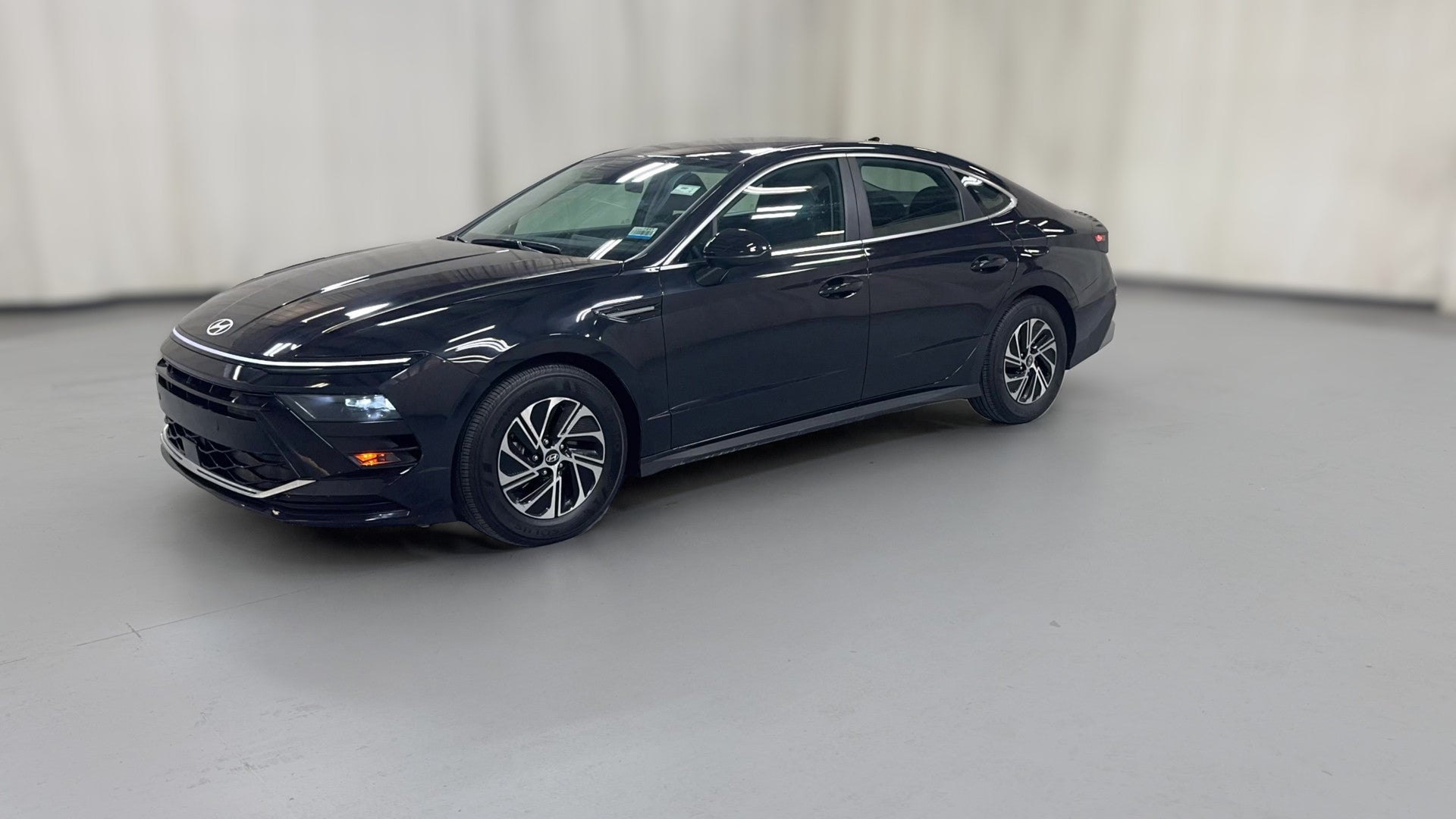 2026 Hyundai Sonata Hybrid vehicle photo