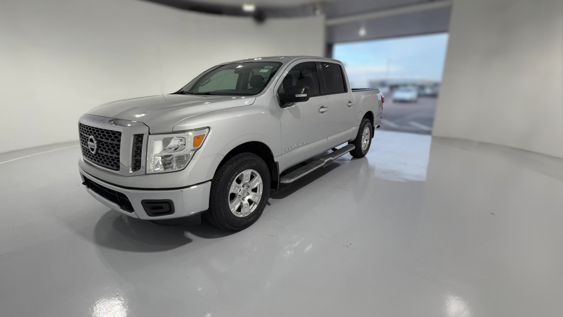 2018 Nissan Titan Crew Cab vehicle photo