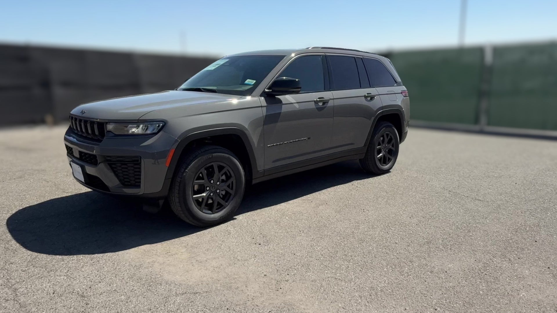 2027 Jeep Grand Cherokee vehicle photo