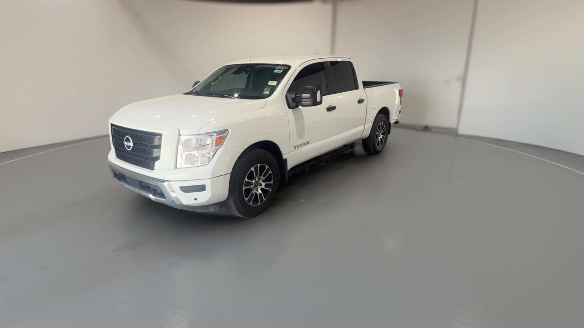 2023 Nissan Titan Crew Cab vehicle photo