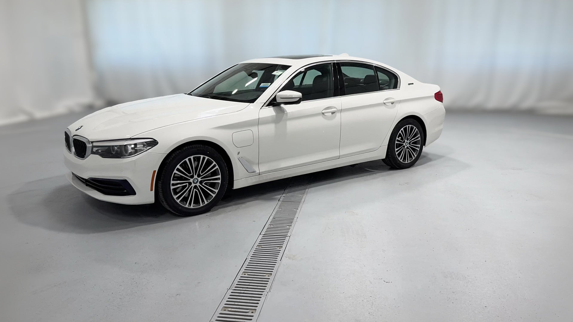 2019 BMW 5 Series vehicle photo