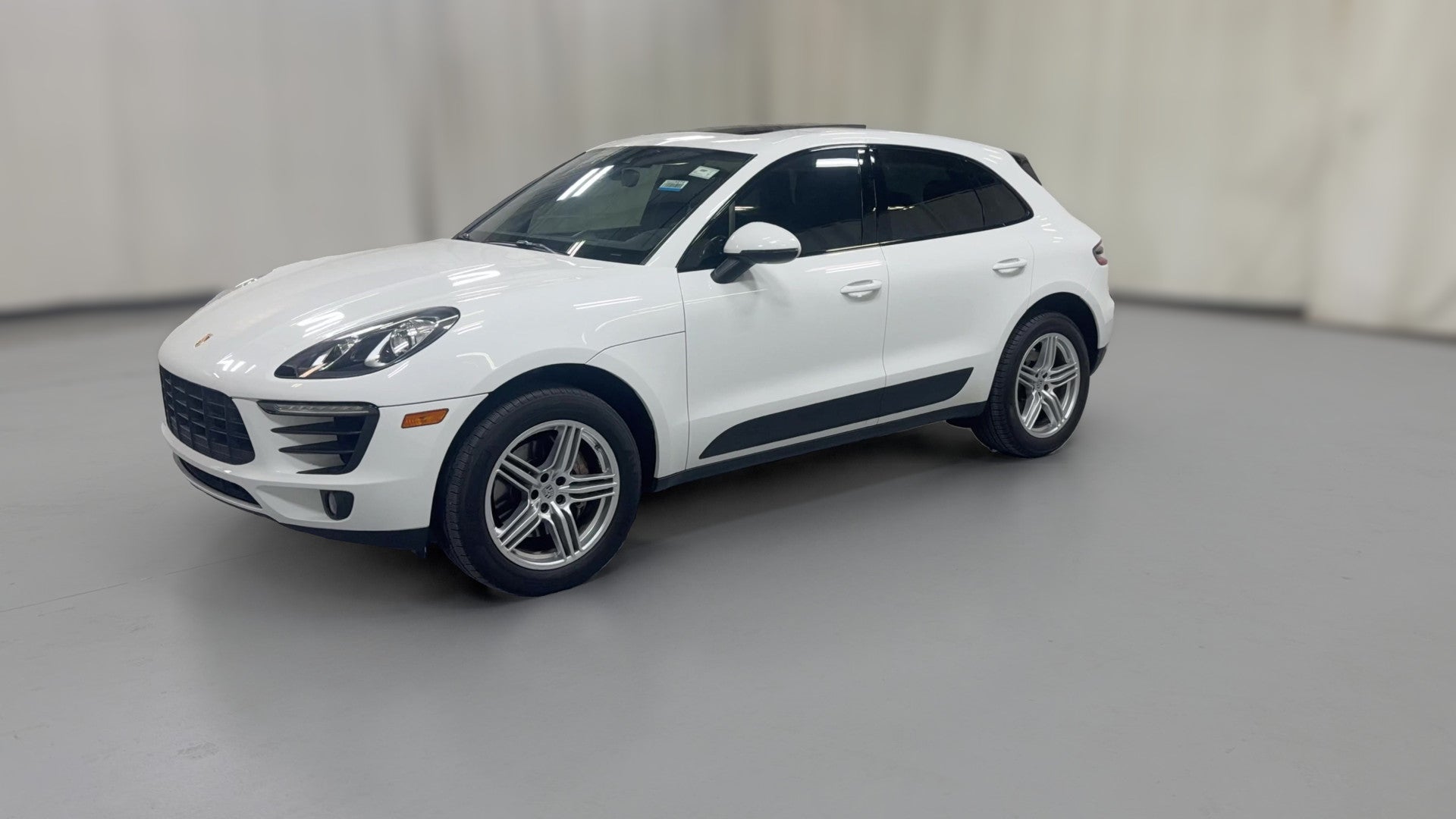 2017 Porsche Macan vehicle photo