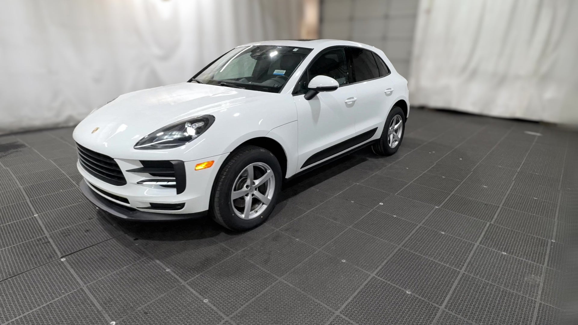 2020 Porsche Macan vehicle photo