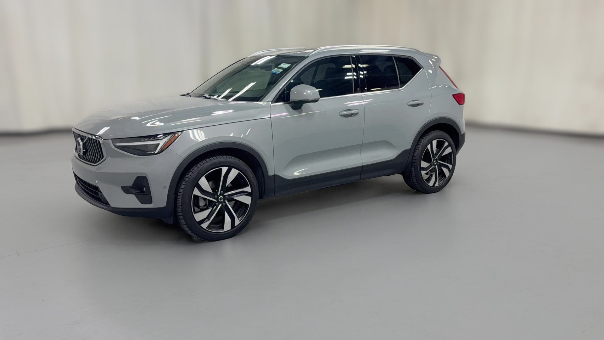 2025 Volvo XC40 vehicle photo
