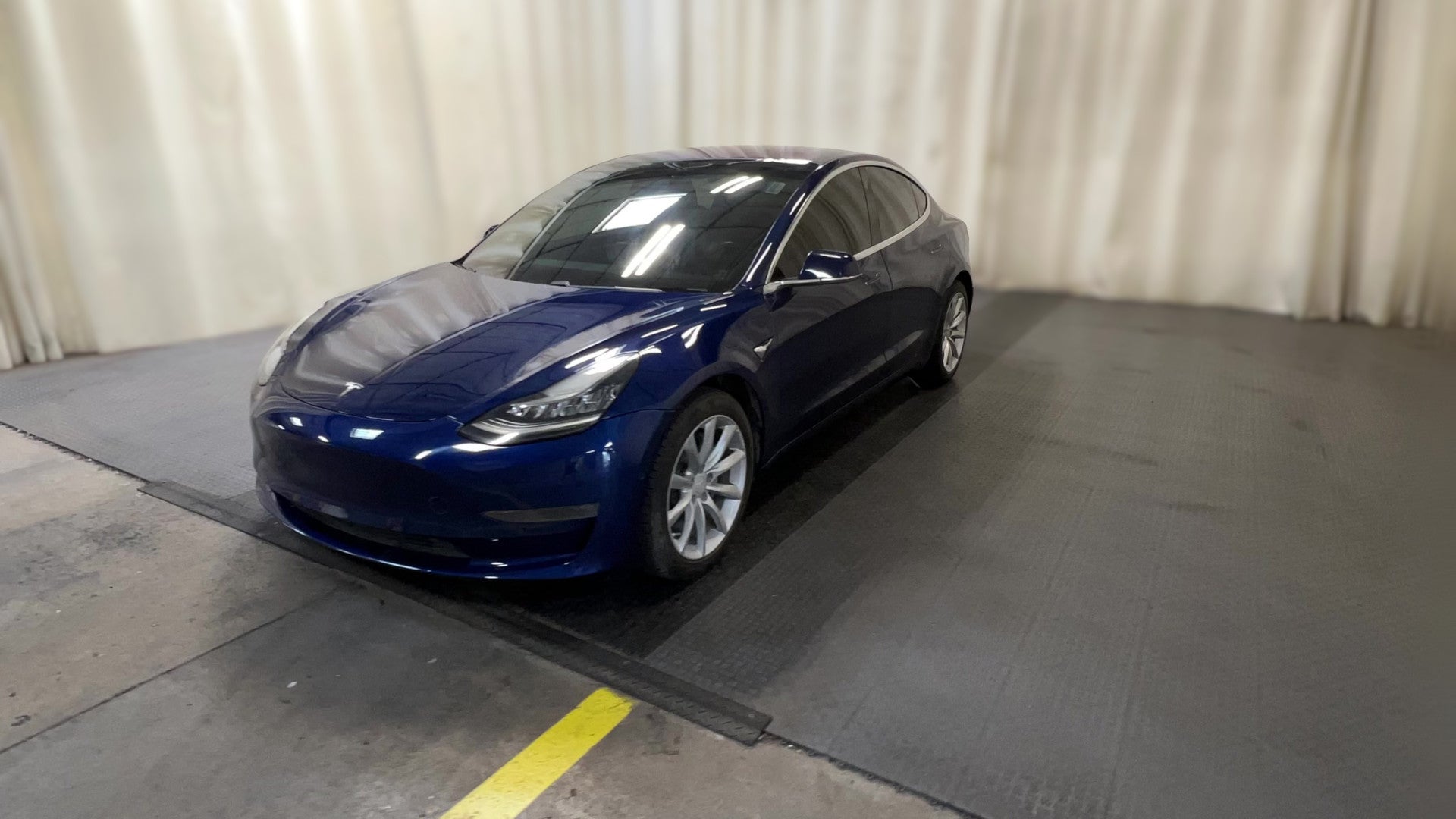 2018 Tesla Model 3 vehicle photo