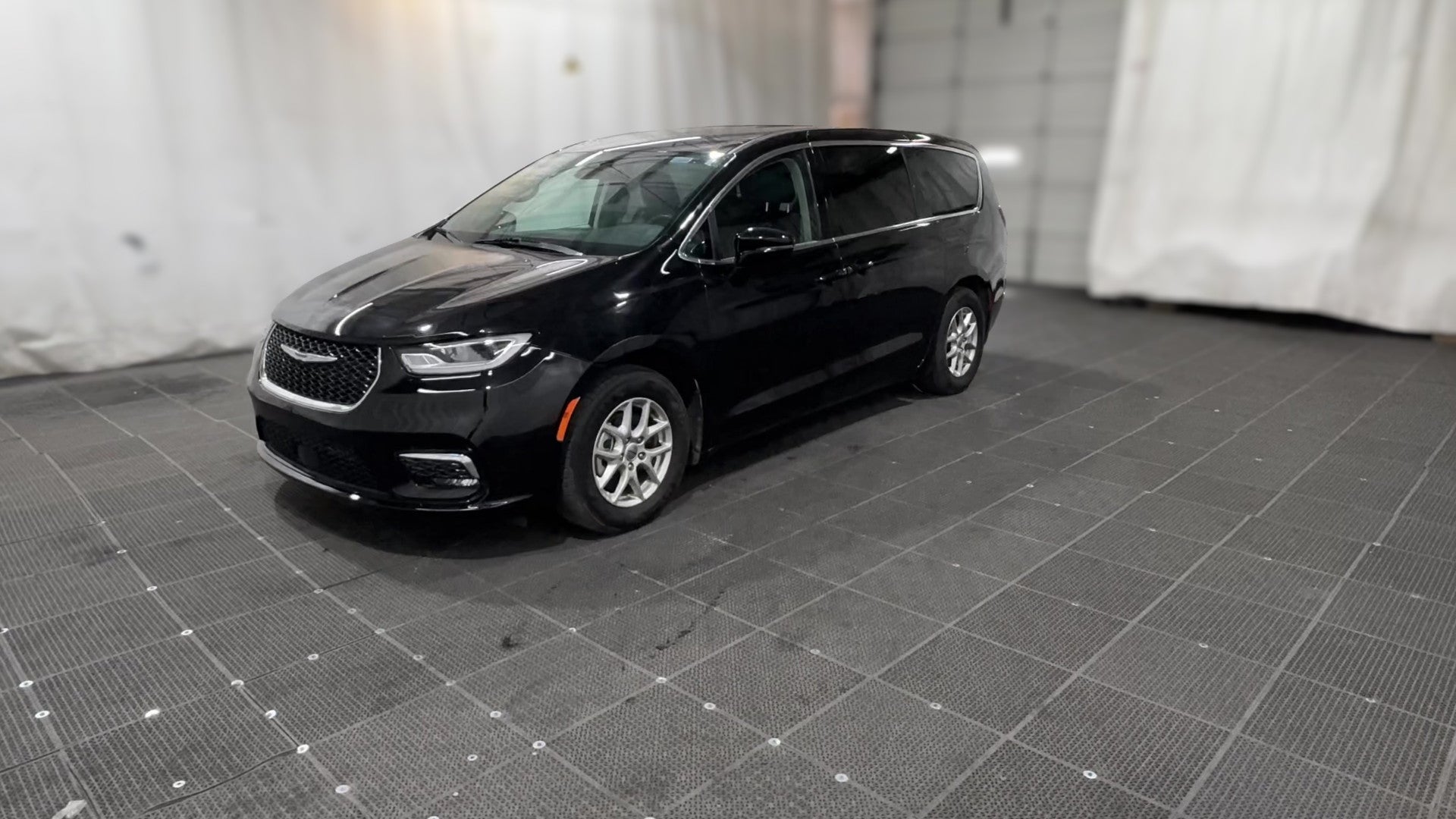2024 Chrysler Pacifica vehicle photo