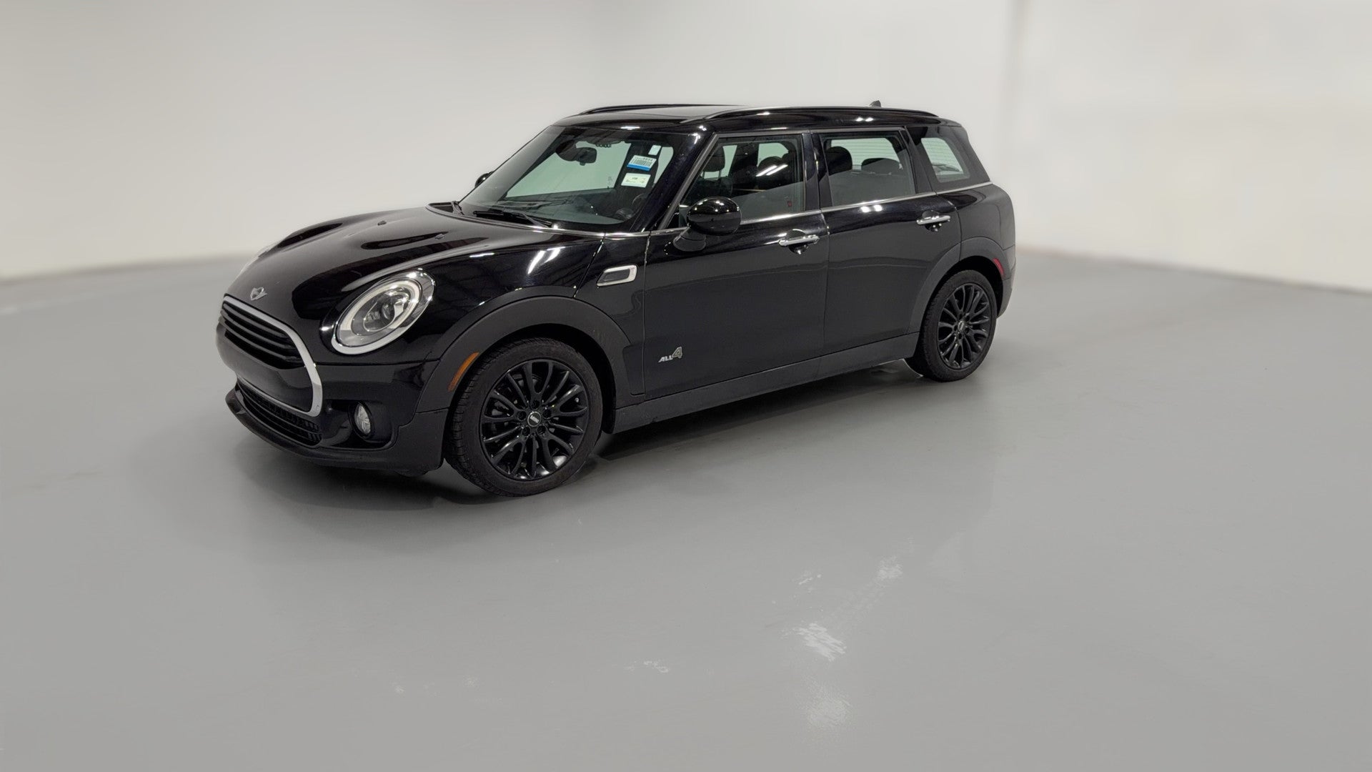 2017 MINI Clubman vehicle photo