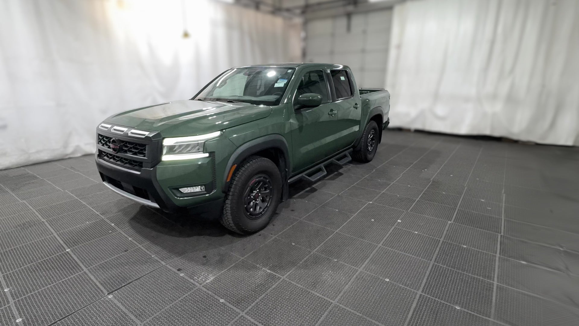 2025 Nissan Frontier Crew Cab vehicle photo