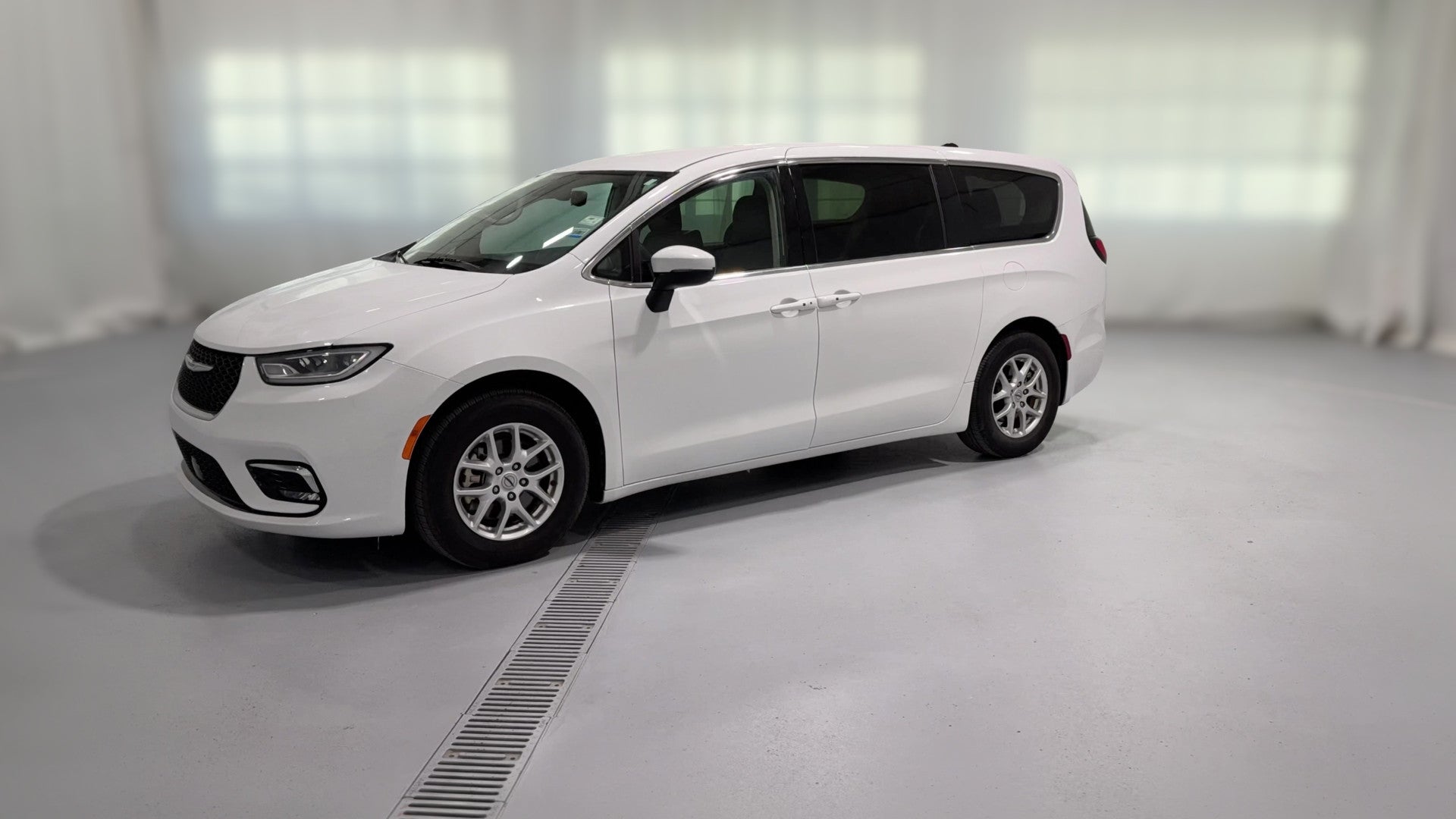 2023 Chrysler Pacifica vehicle photo