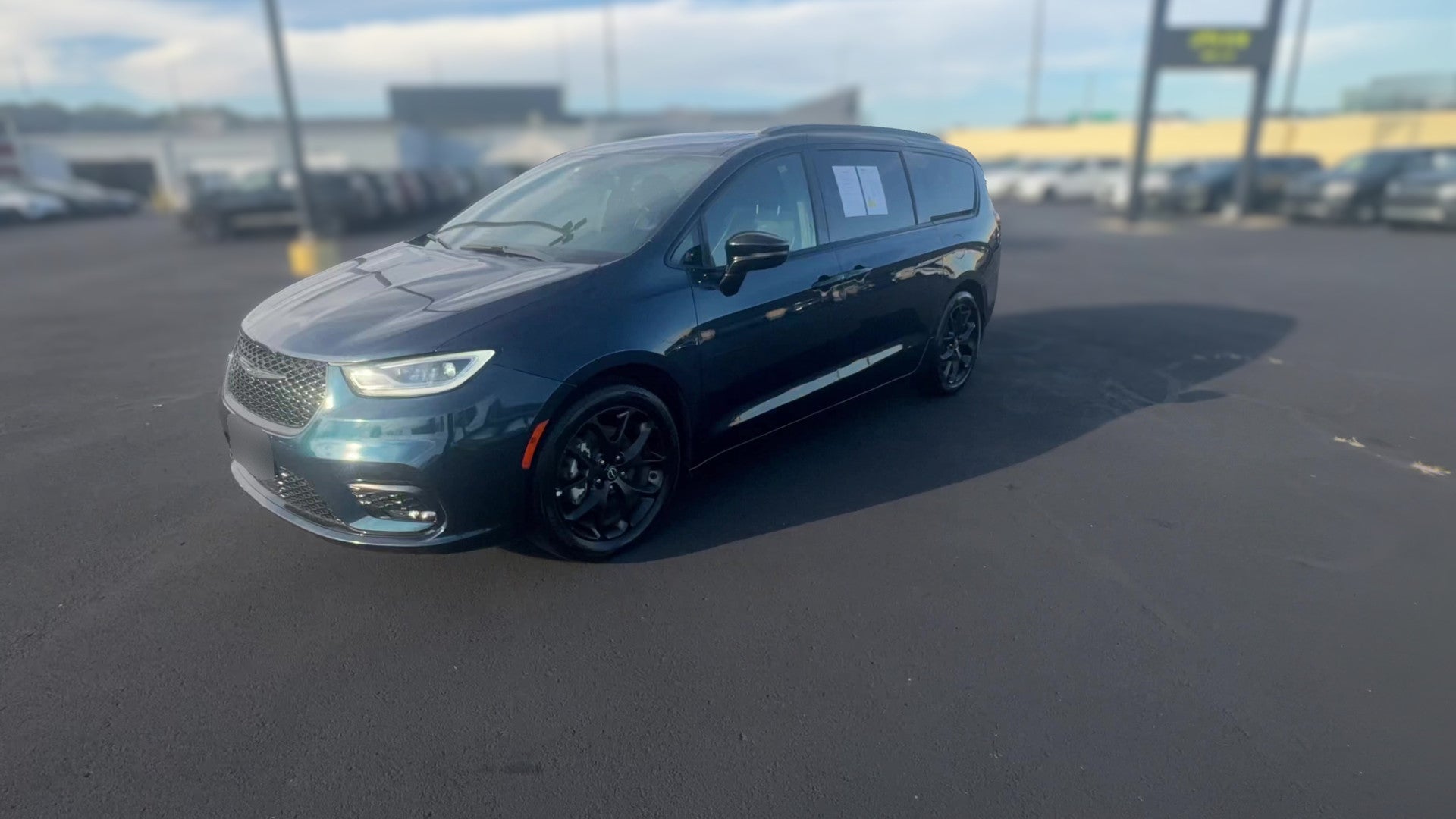 2025 Chrysler Pacifica vehicle photo