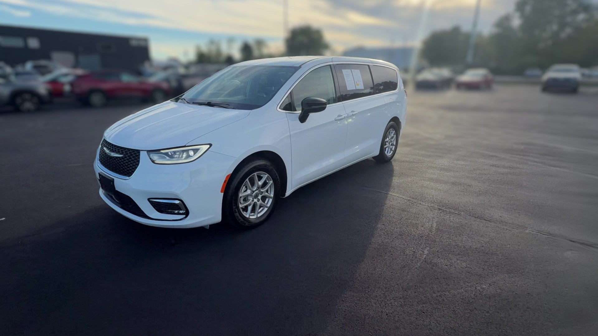 2024 Chrysler Pacifica vehicle photo