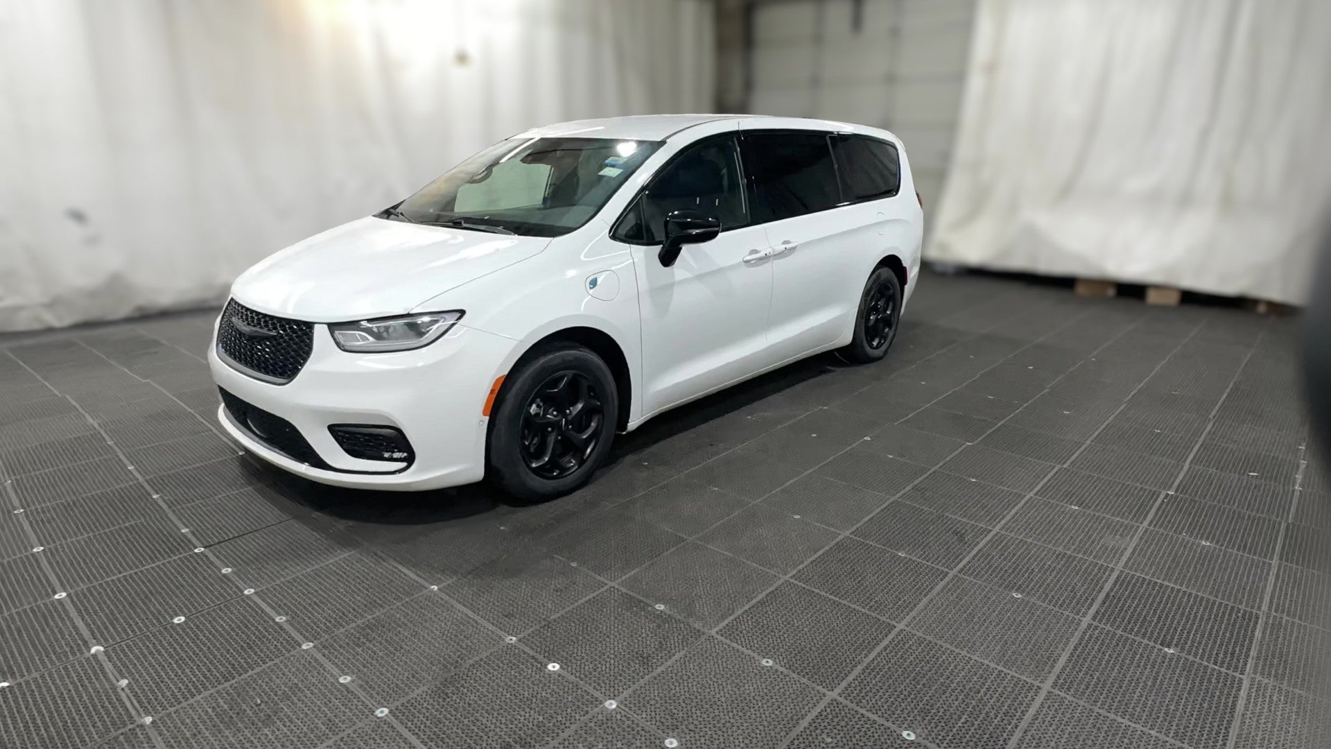2024 Chrysler Pacifica Hybrid vehicle photo