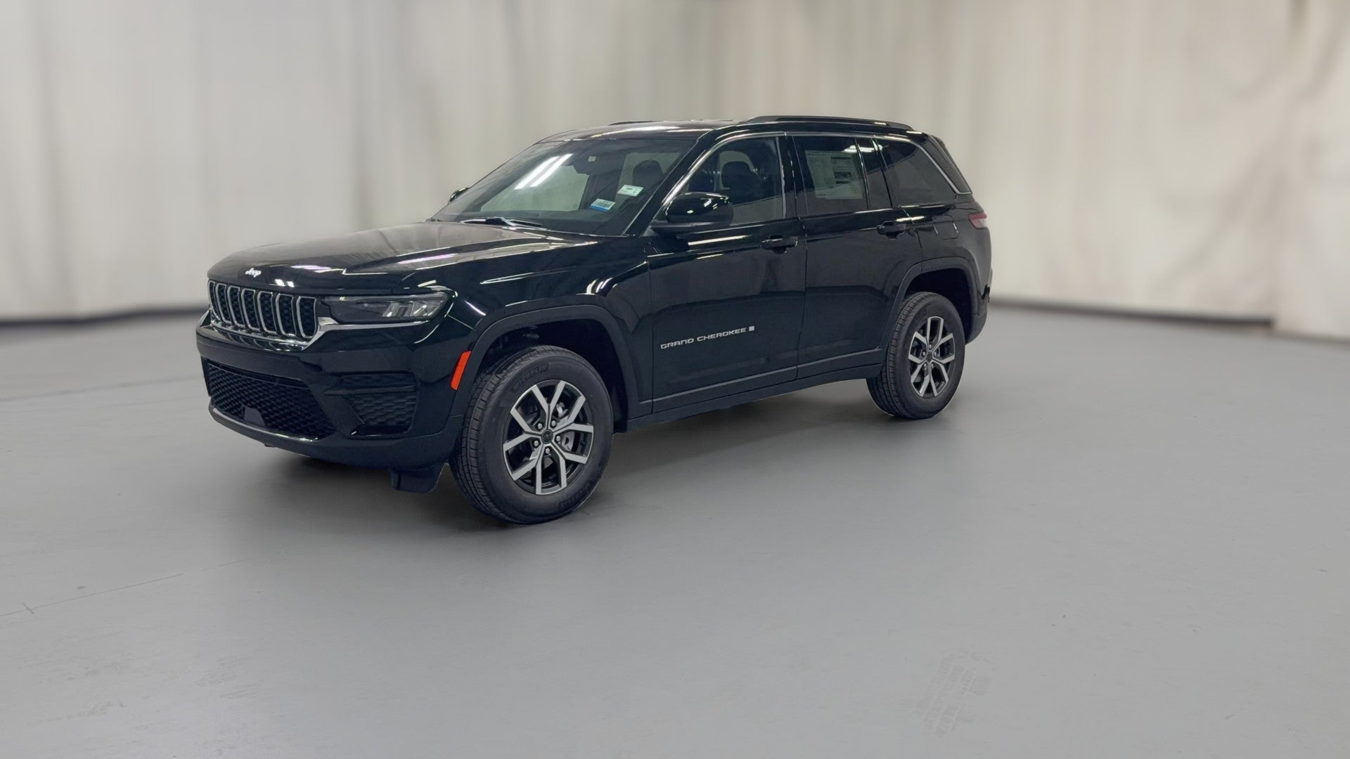 2027 Jeep Grand Cherokee vehicle photo