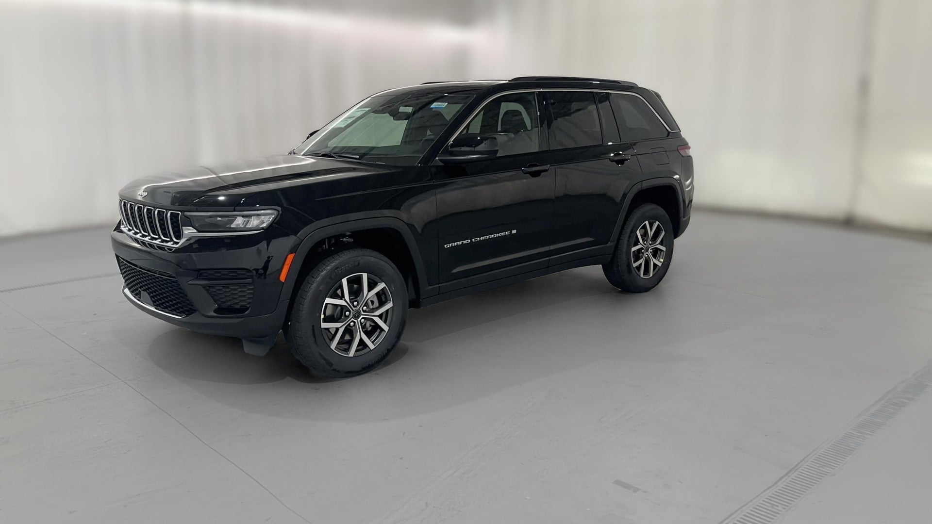 2027 Jeep Grand Cherokee vehicle photo