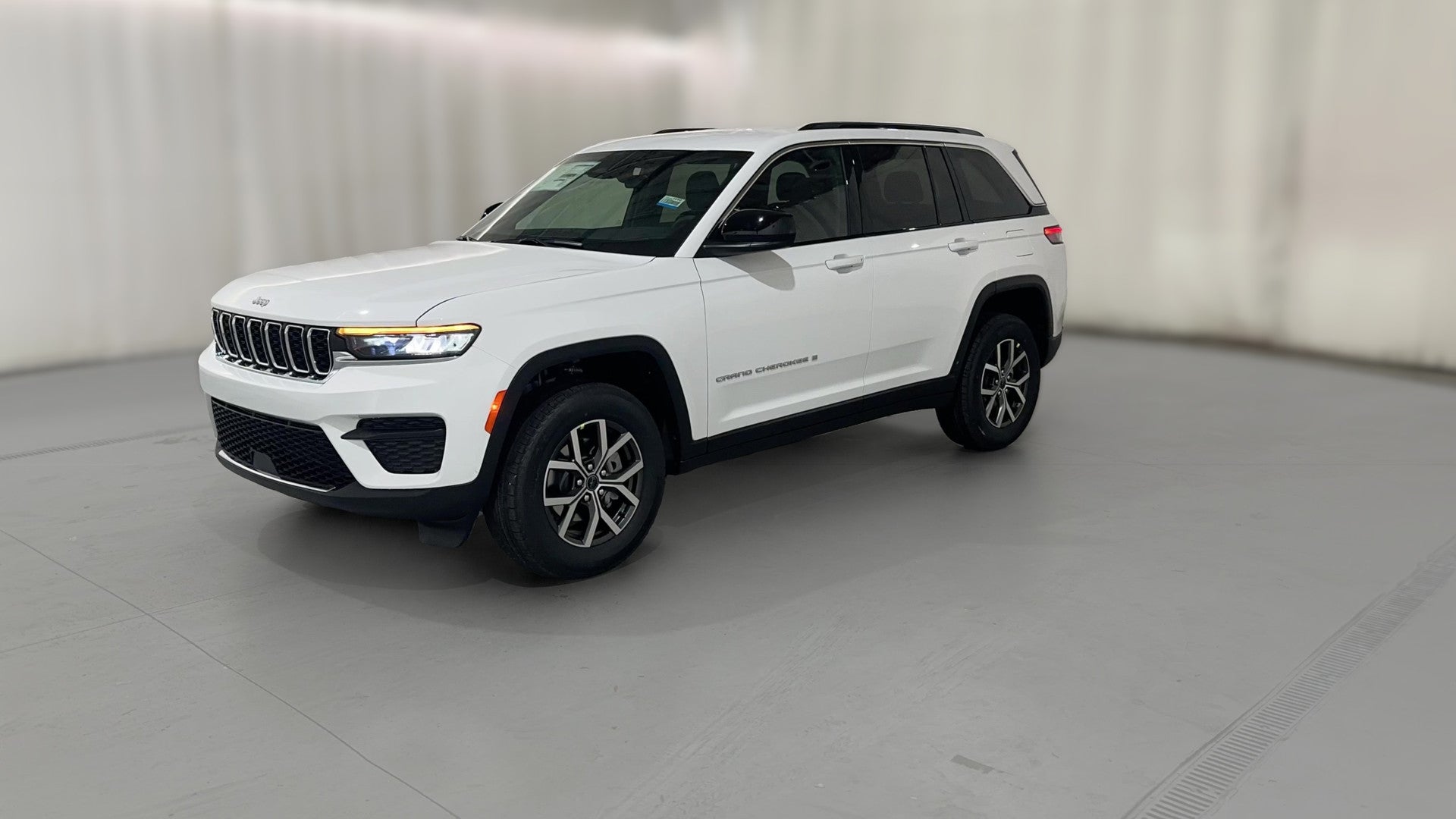 2027 Jeep Grand Cherokee vehicle photo