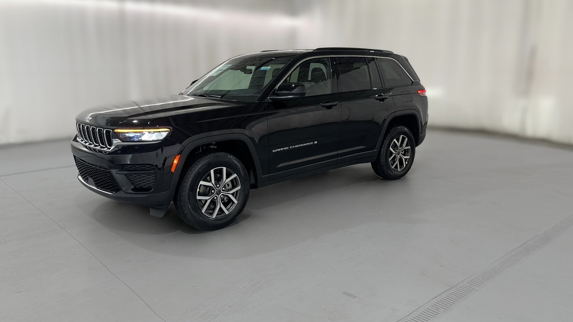 2027 Jeep Grand Cherokee vehicle photo