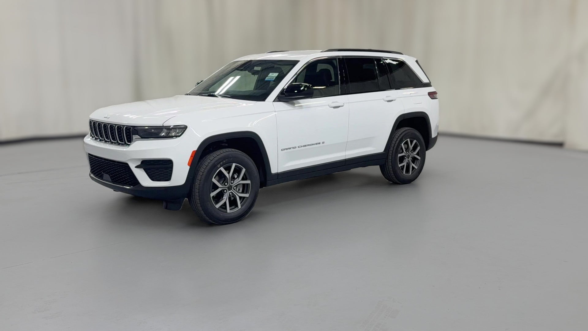 2027 Jeep Grand Cherokee vehicle photo
