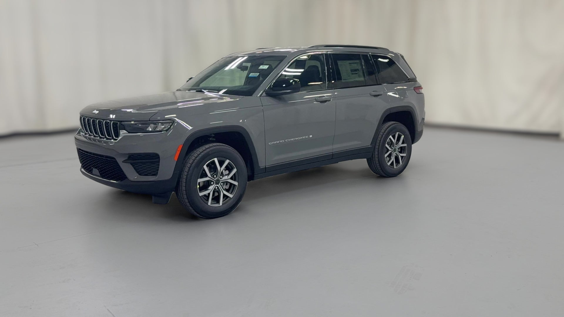 2027 Jeep Grand Cherokee vehicle photo