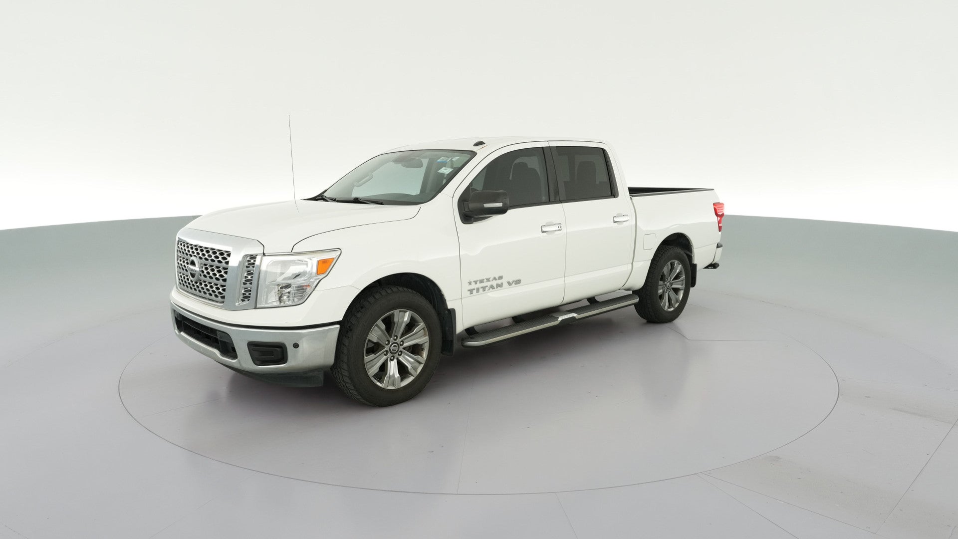 2019 Nissan Titan Crew Cab vehicle photo