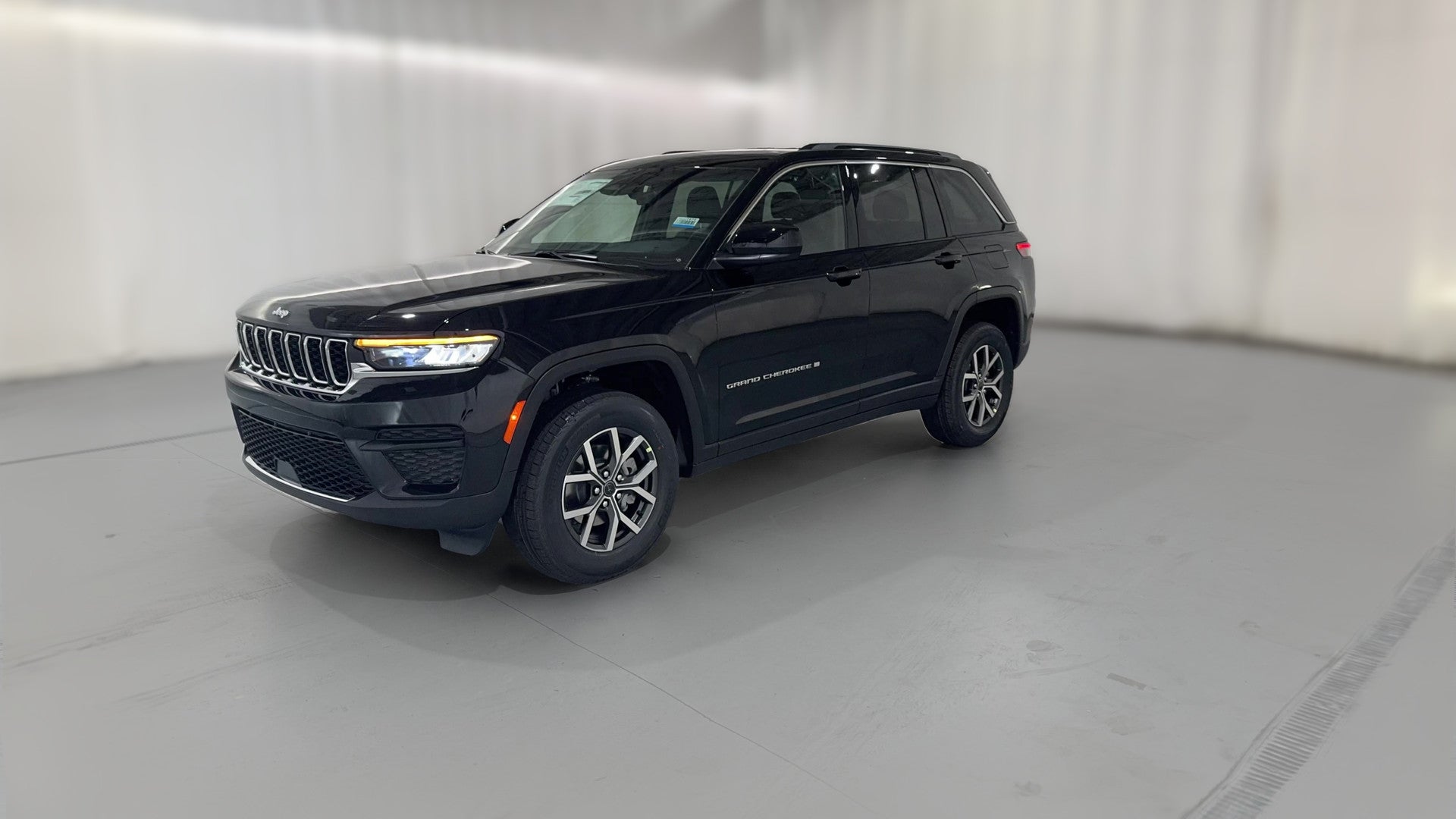 2027 Jeep Grand Cherokee vehicle photo