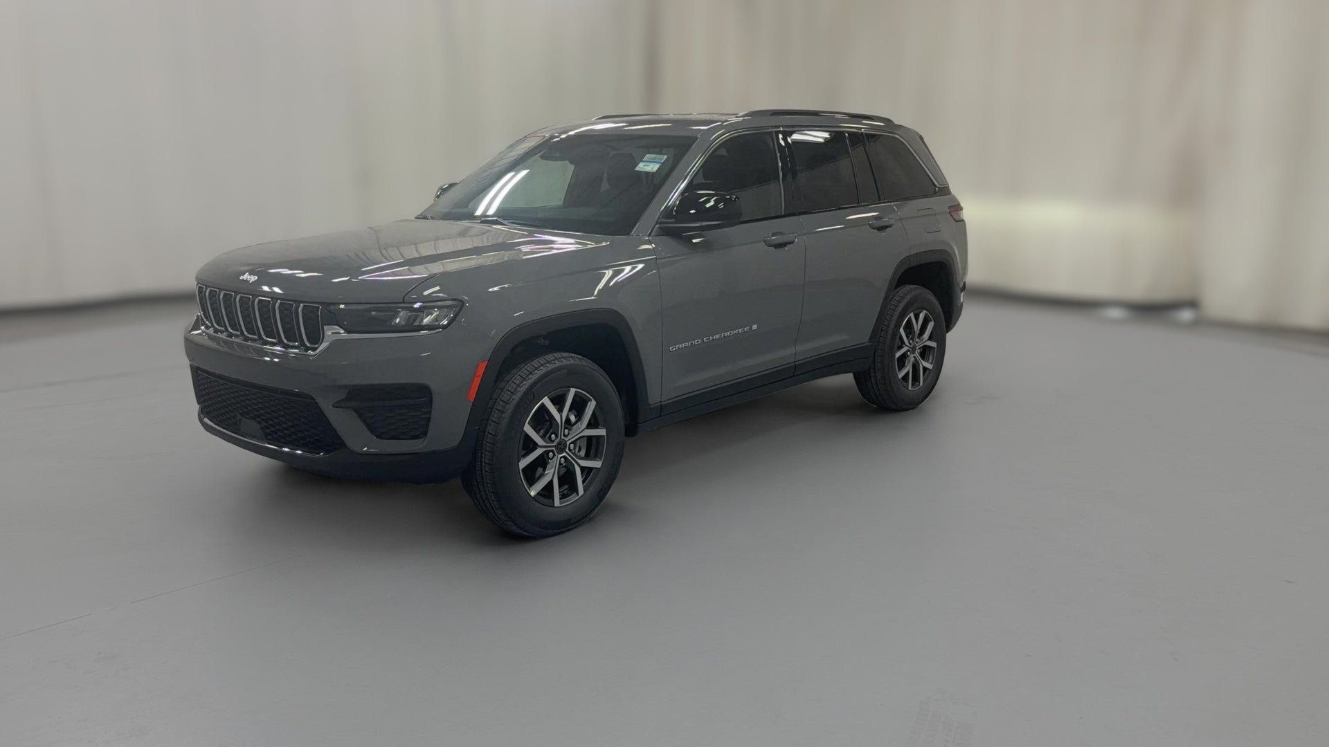 2027 Jeep Grand Cherokee vehicle photo