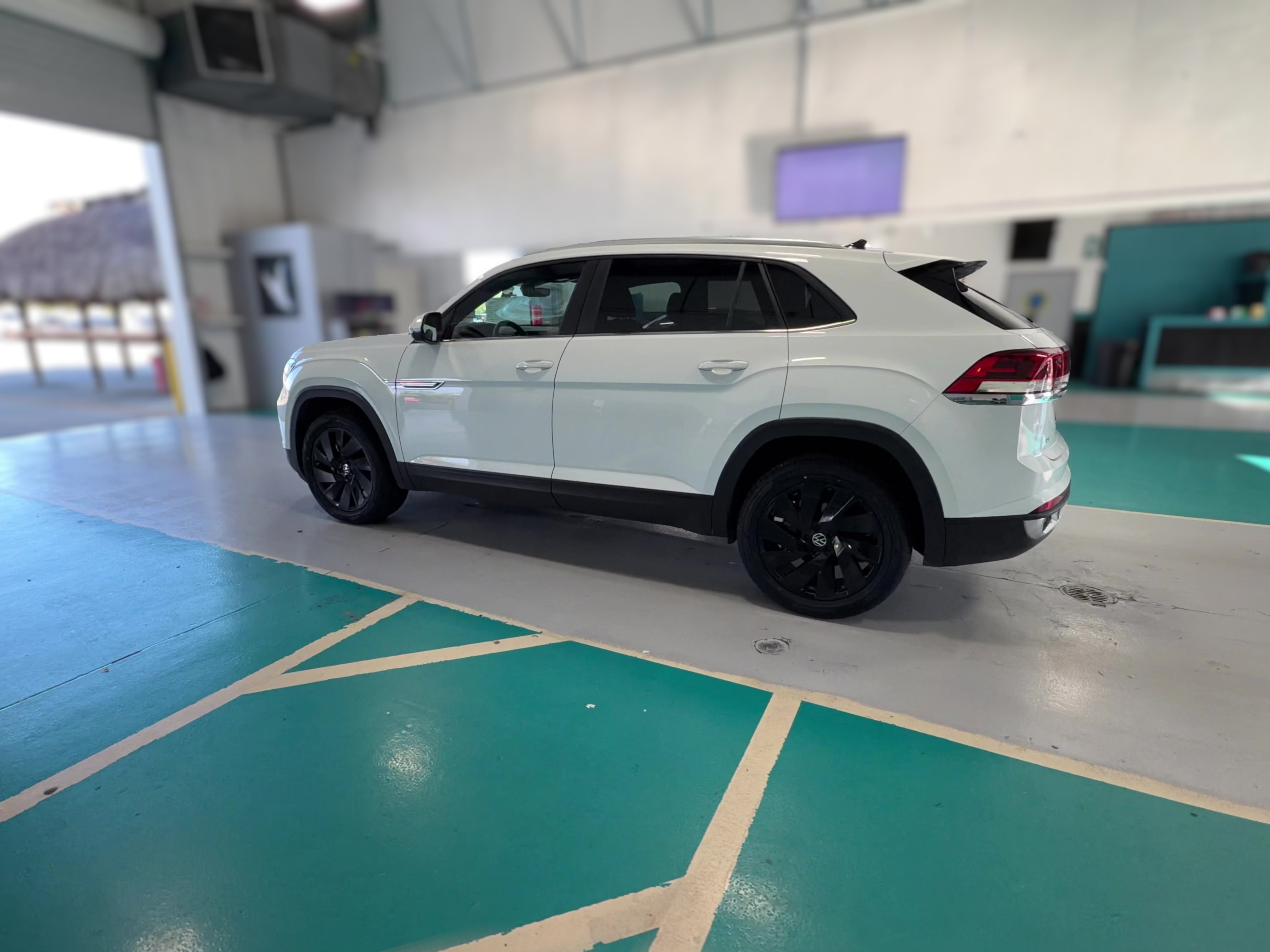 2025 Volkswagen Atlas Cross Sport SE w/Tech - Photo 24