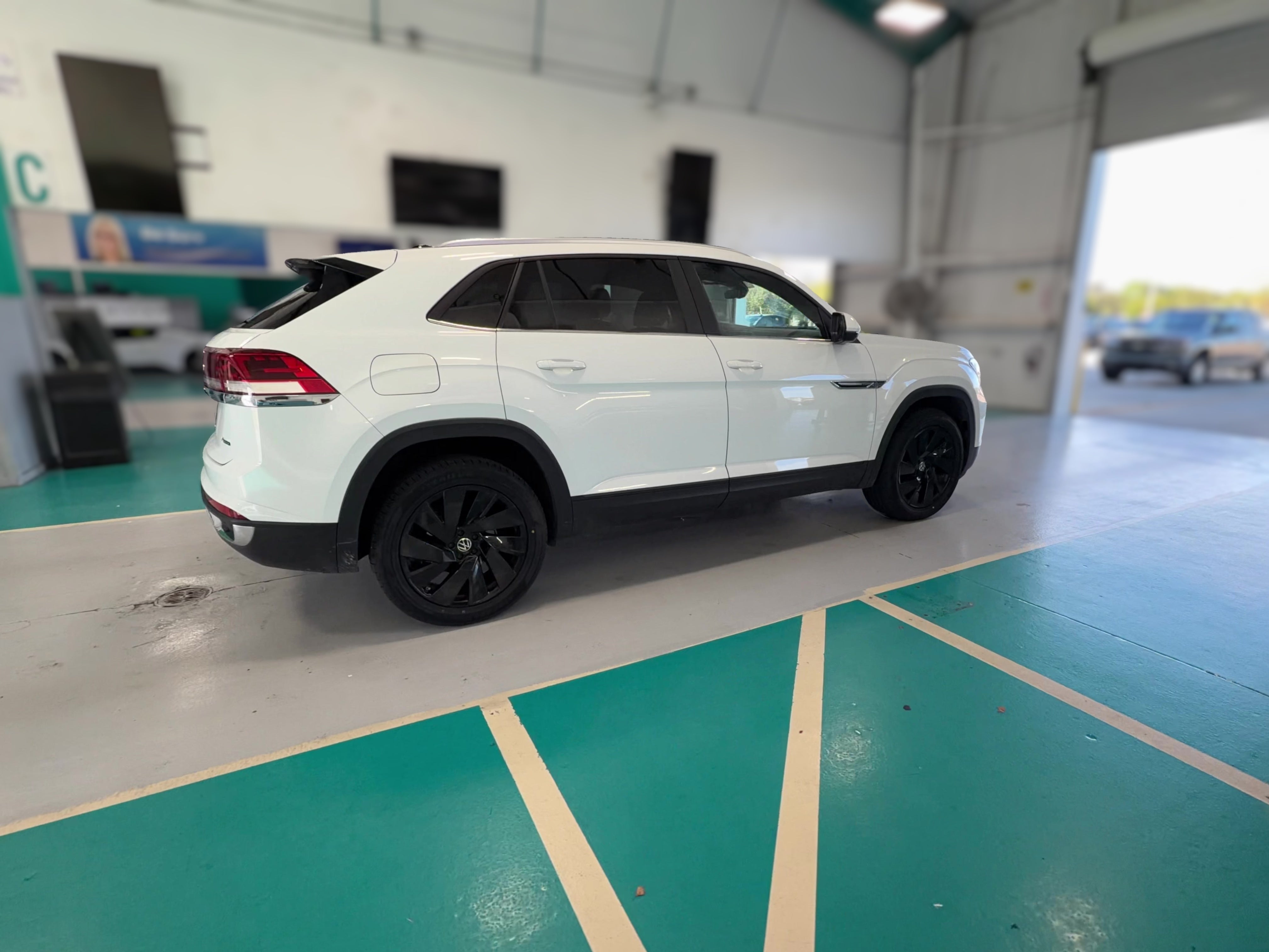 2025 Volkswagen Atlas Cross Sport SE w/Tech - Photo 30