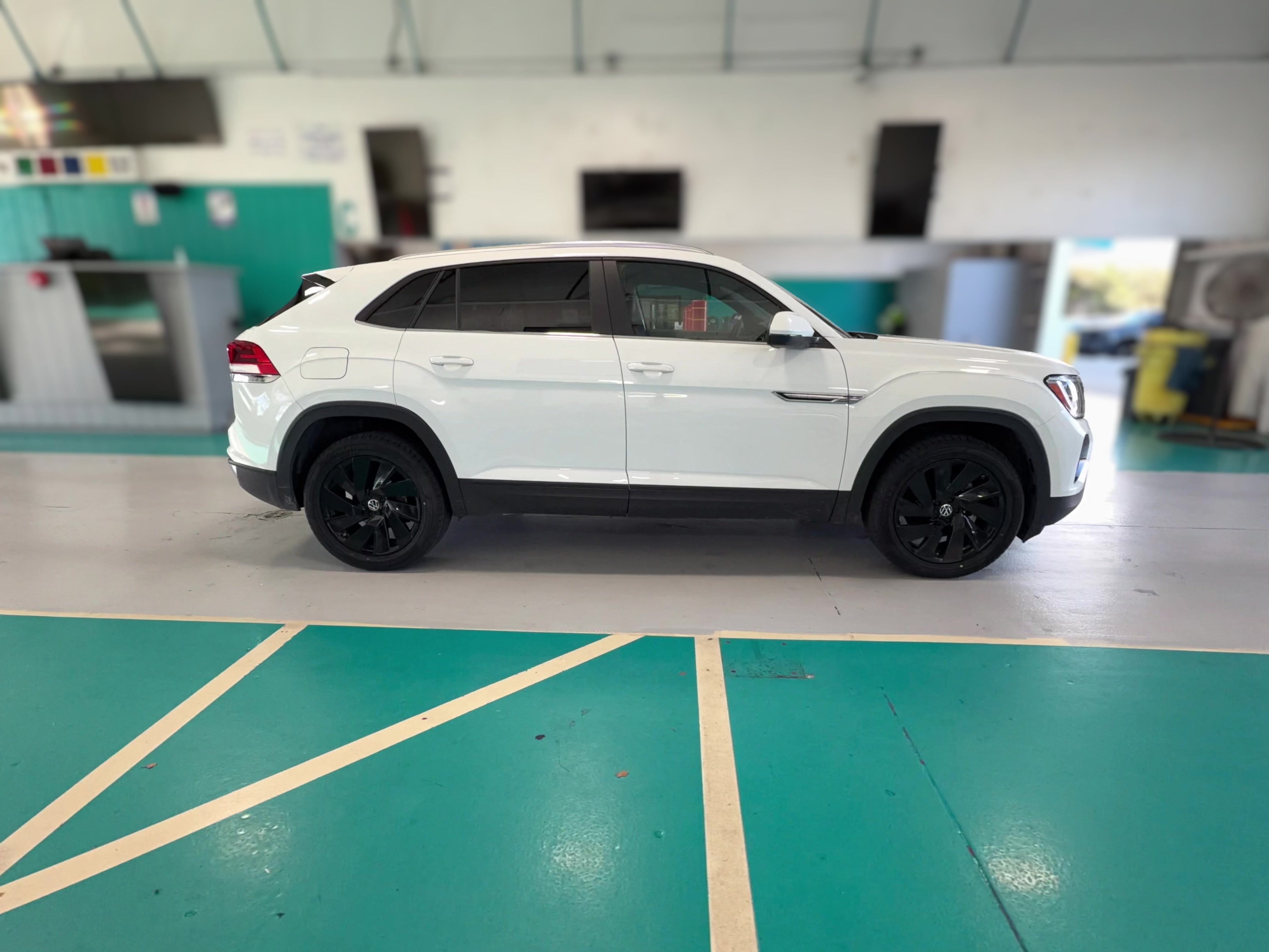 2025 Volkswagen Atlas Cross Sport SE w/Tech - Photo 31